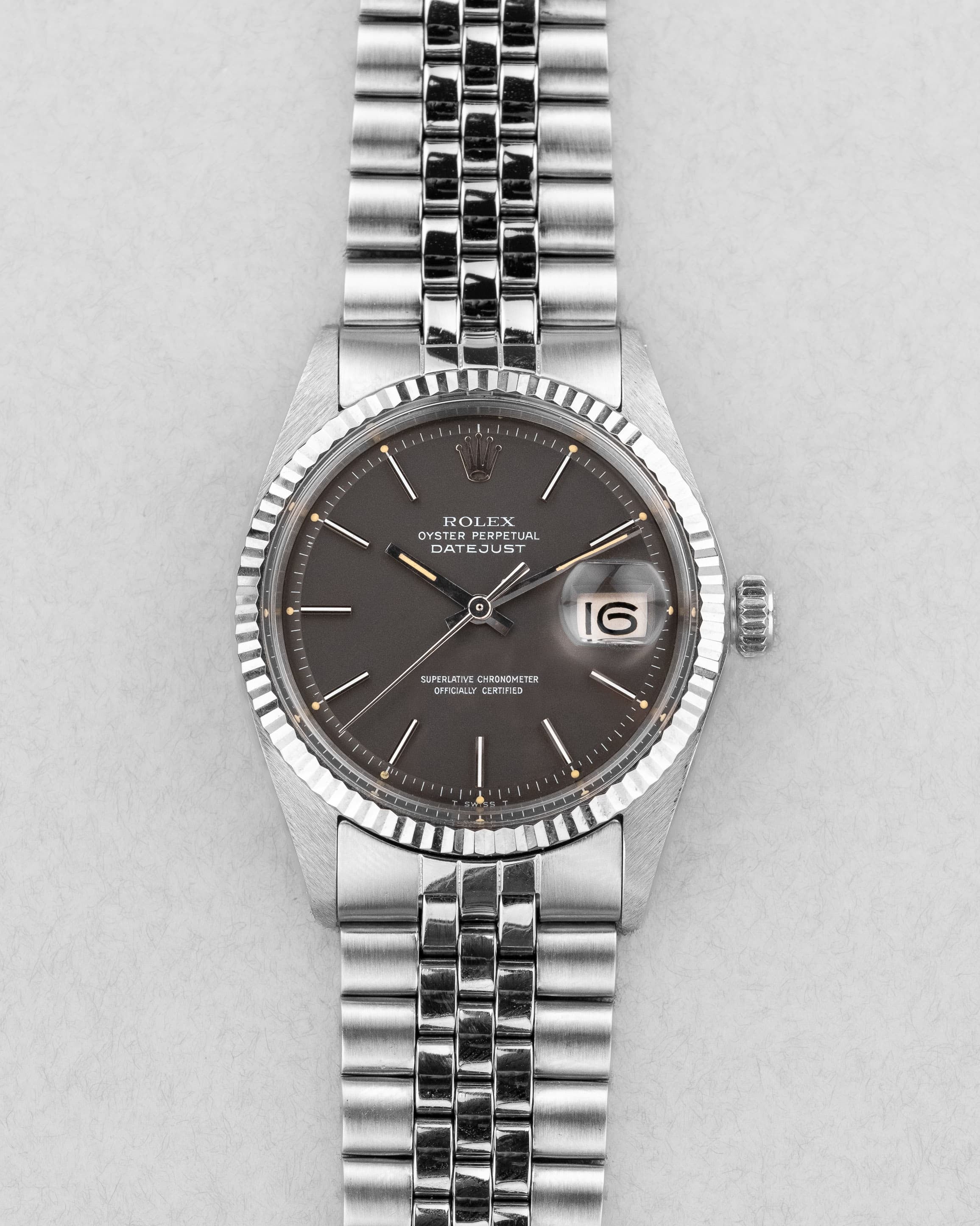 JMCE Rolex Datejust réf. 1601 en acier de 1972 – Cadran « Taupe/Gris Souris Satin » - Front