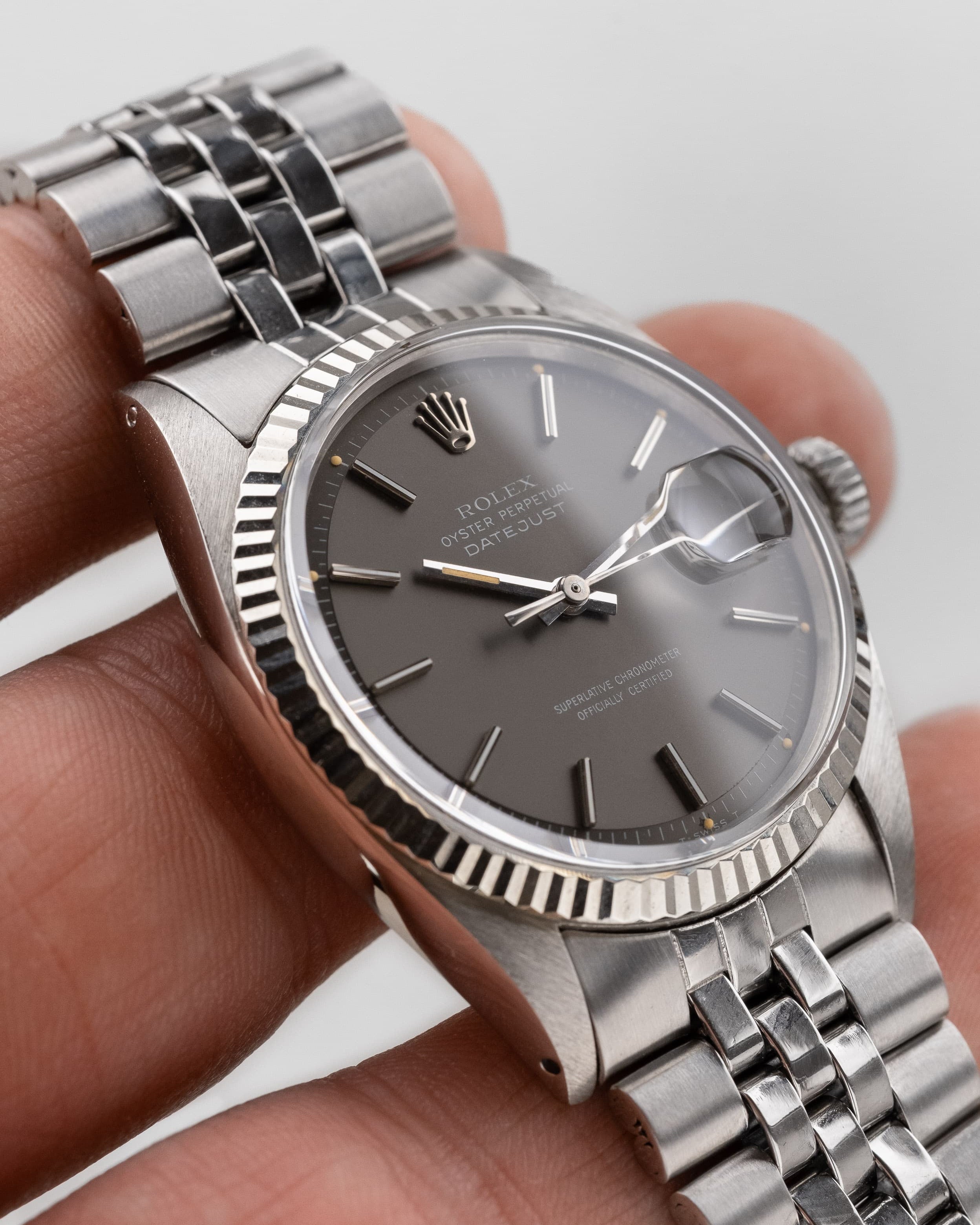 JMCE Rolex Datejust réf. 1601 en acier de 1972 – Cadran « Taupe/Gris Souris Satin » - Lifestyle
