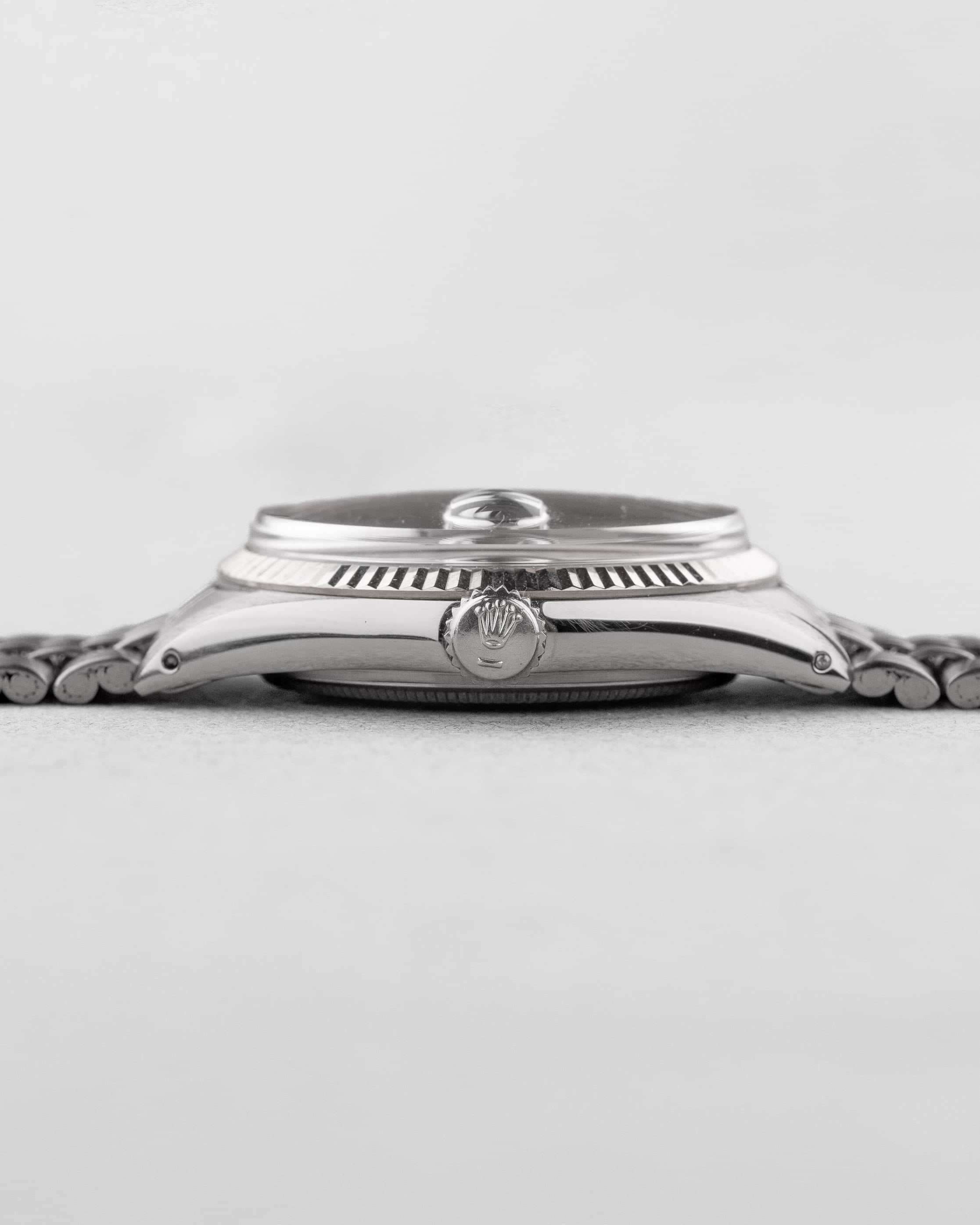 JMCE Rolex Datejust réf. 1601 en acier de 1972 – Cadran « Taupe/Gris Souris Satin » - Right side