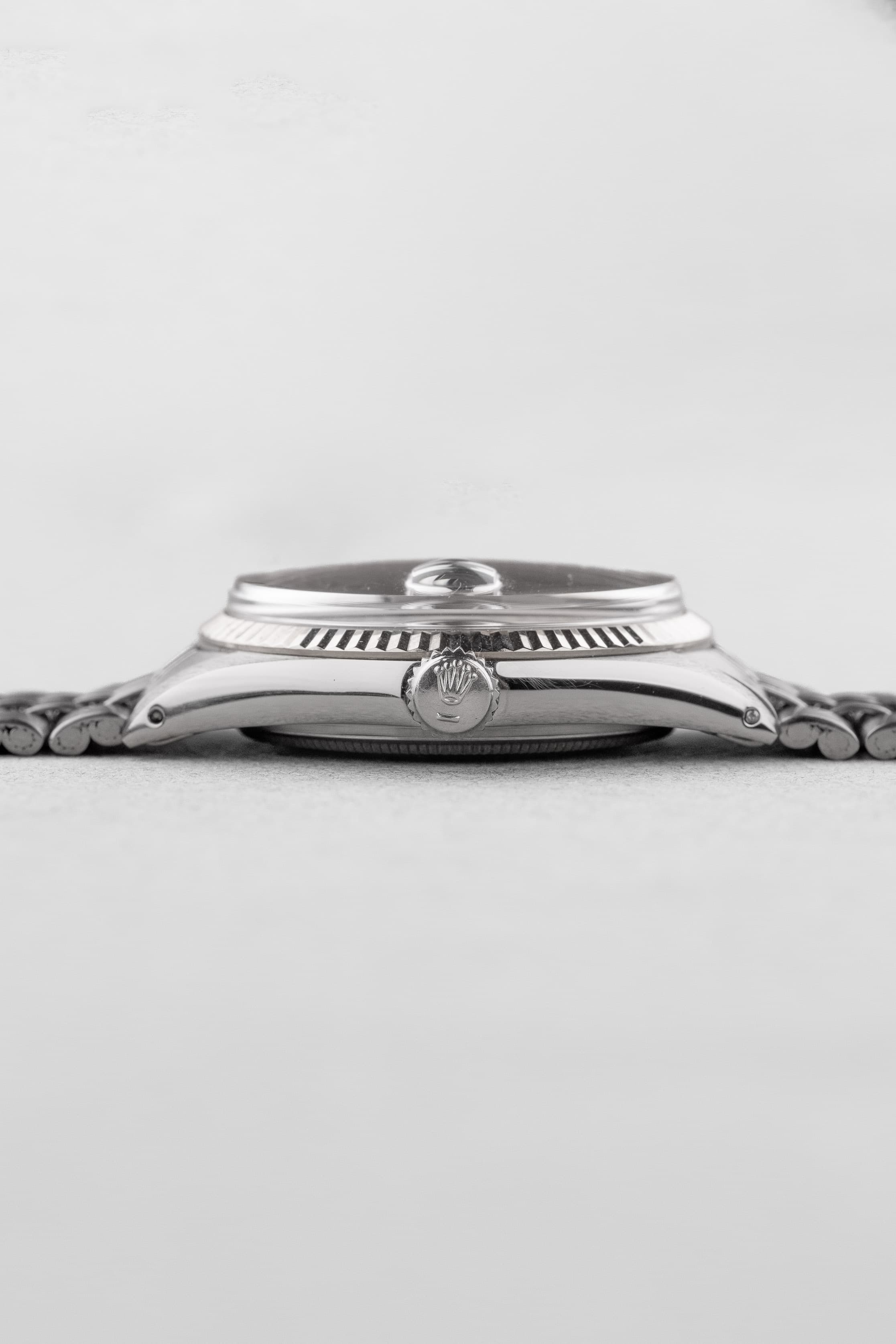 JMCE Rolex Datejust réf. 1601 en acier de 1972 – Cadran « Taupe/Gris Souris Satin » - Right side