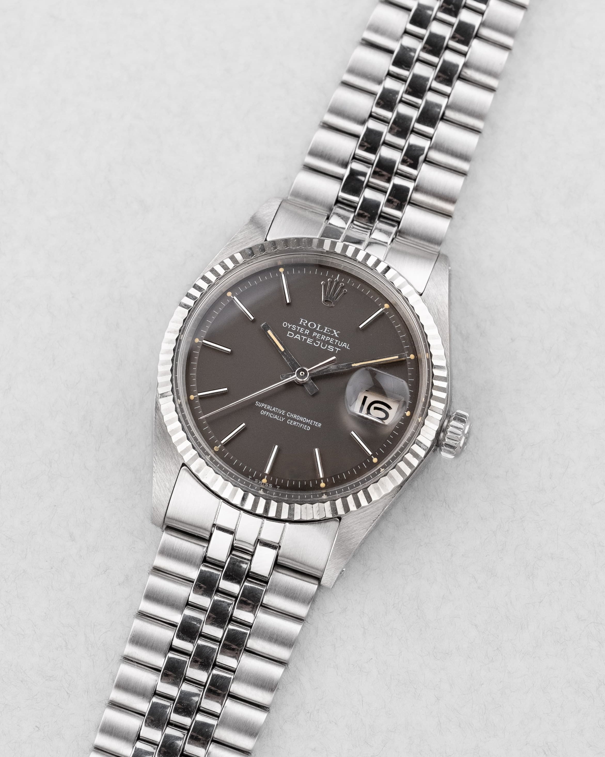 JMCE Rolex Datejust réf. 1601 en acier de 1972 – Cadran « Taupe/Gris Souris Satin » - Three Quarters