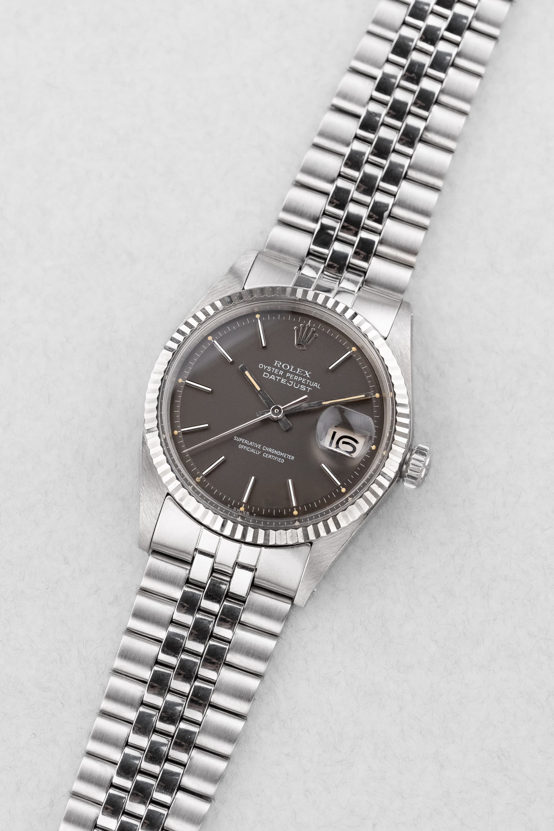 JMCE Rolex Datejust réf. 1601 en acier de 1972 – Cadran « Taupe/Gris Souris Satin » - Three Quarters