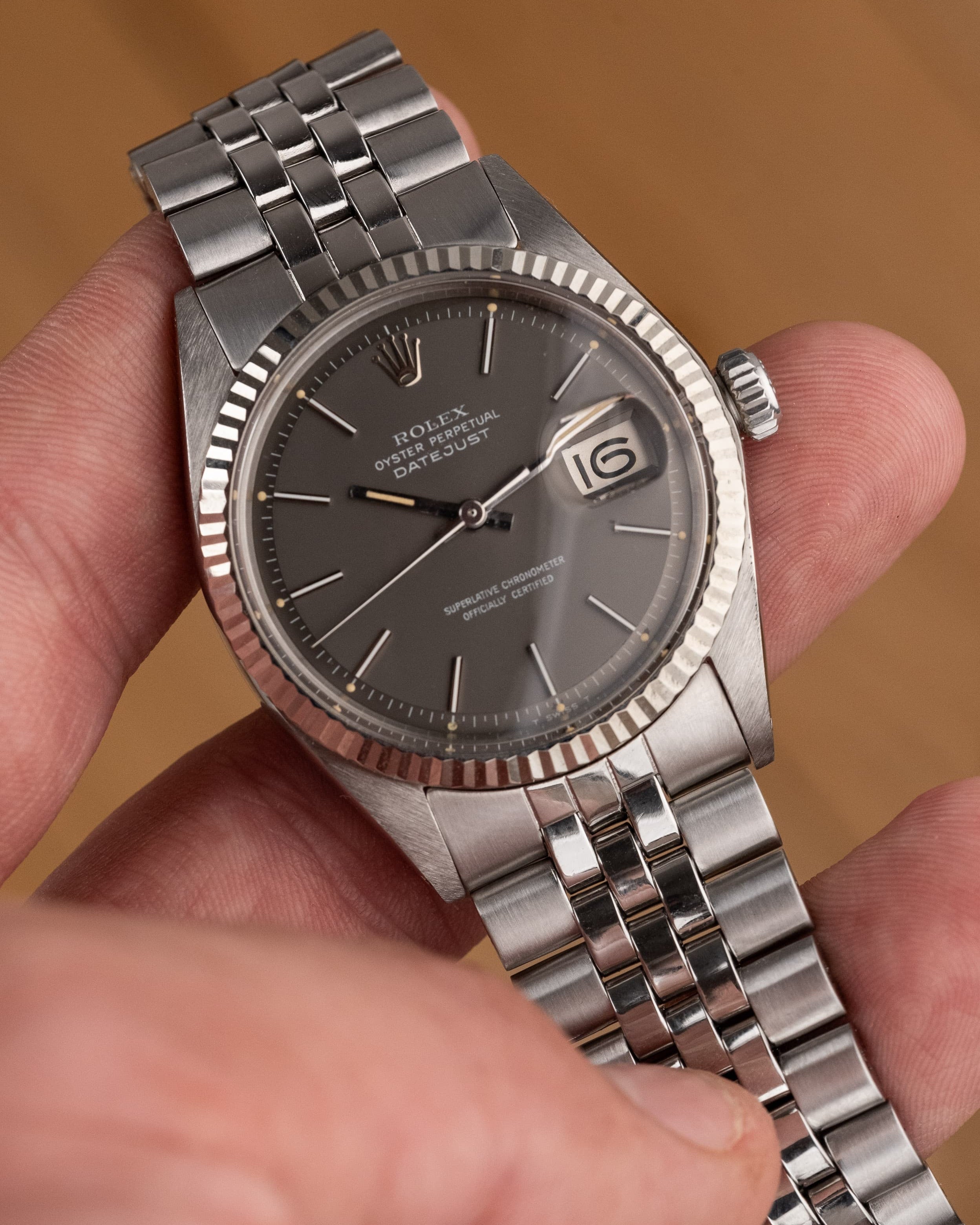 JMCE Rolex Datejust réf. 1601 en acier de 1972 – Cadran « Taupe/Gris Souris Satin » - Wristshot