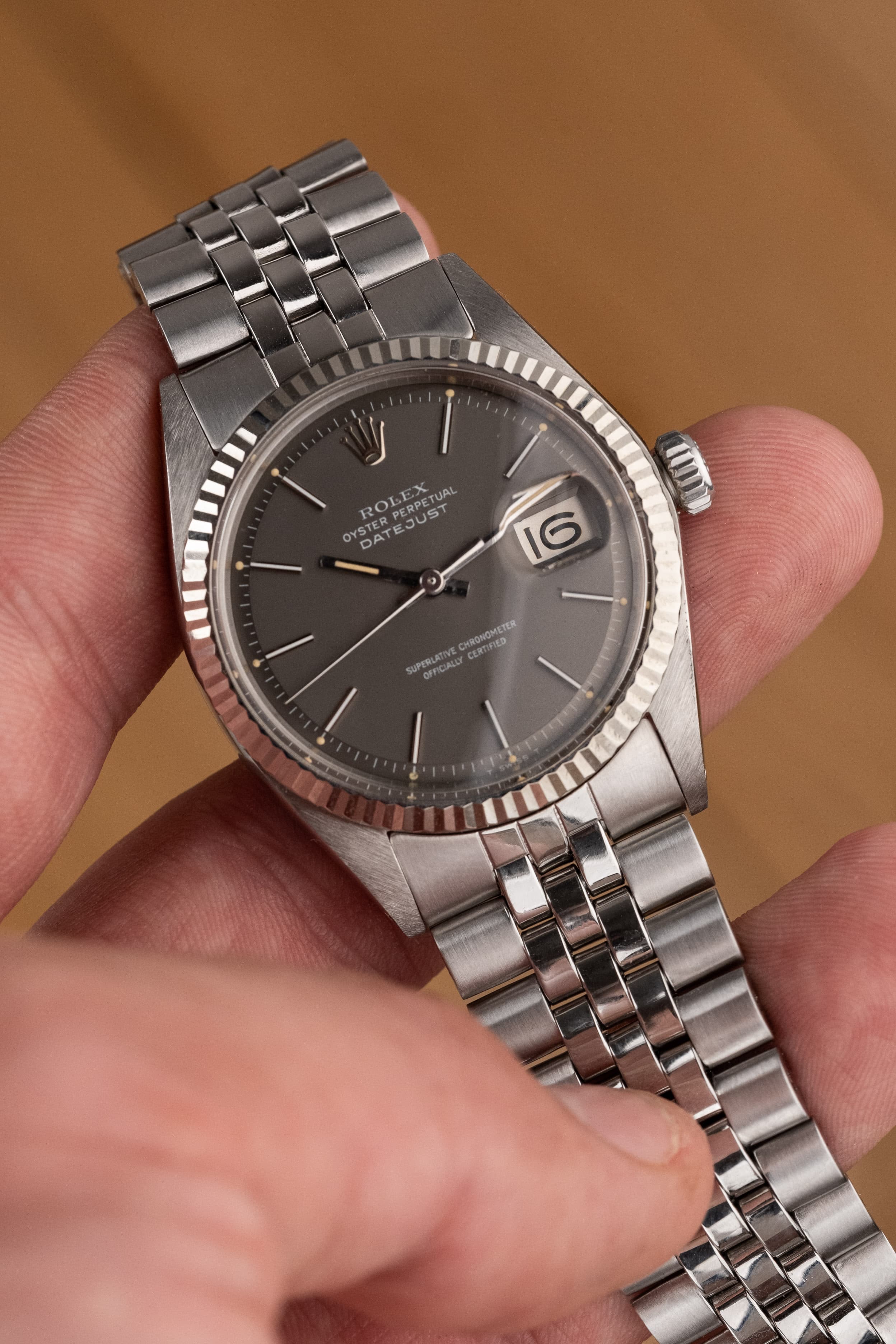JMCE Rolex Datejust réf. 1601 en acier de 1972 – Cadran « Taupe/Gris Souris Satin » - Wristshot