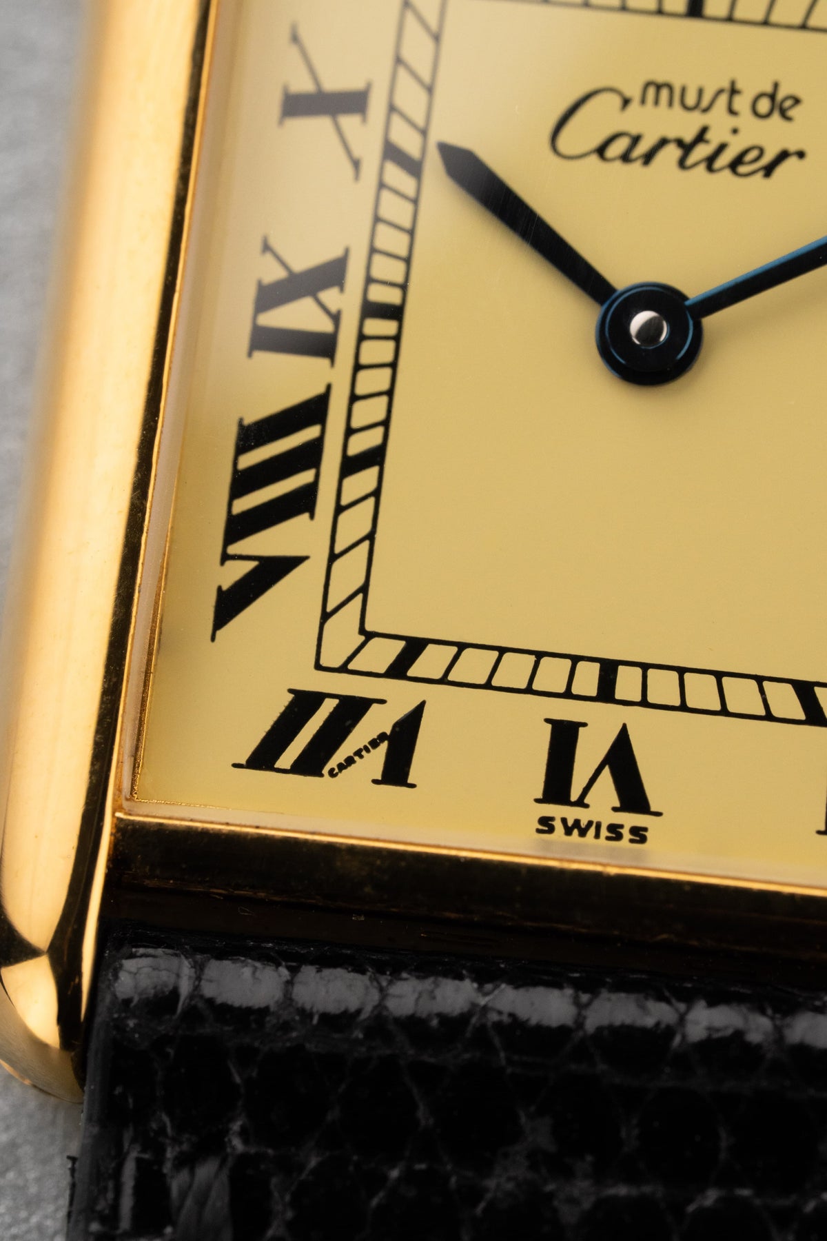 KJ3L Cartier Tank Must Quartz GM 5「Cream/Ivory Roman Dial」,1993 年 - 錶盤