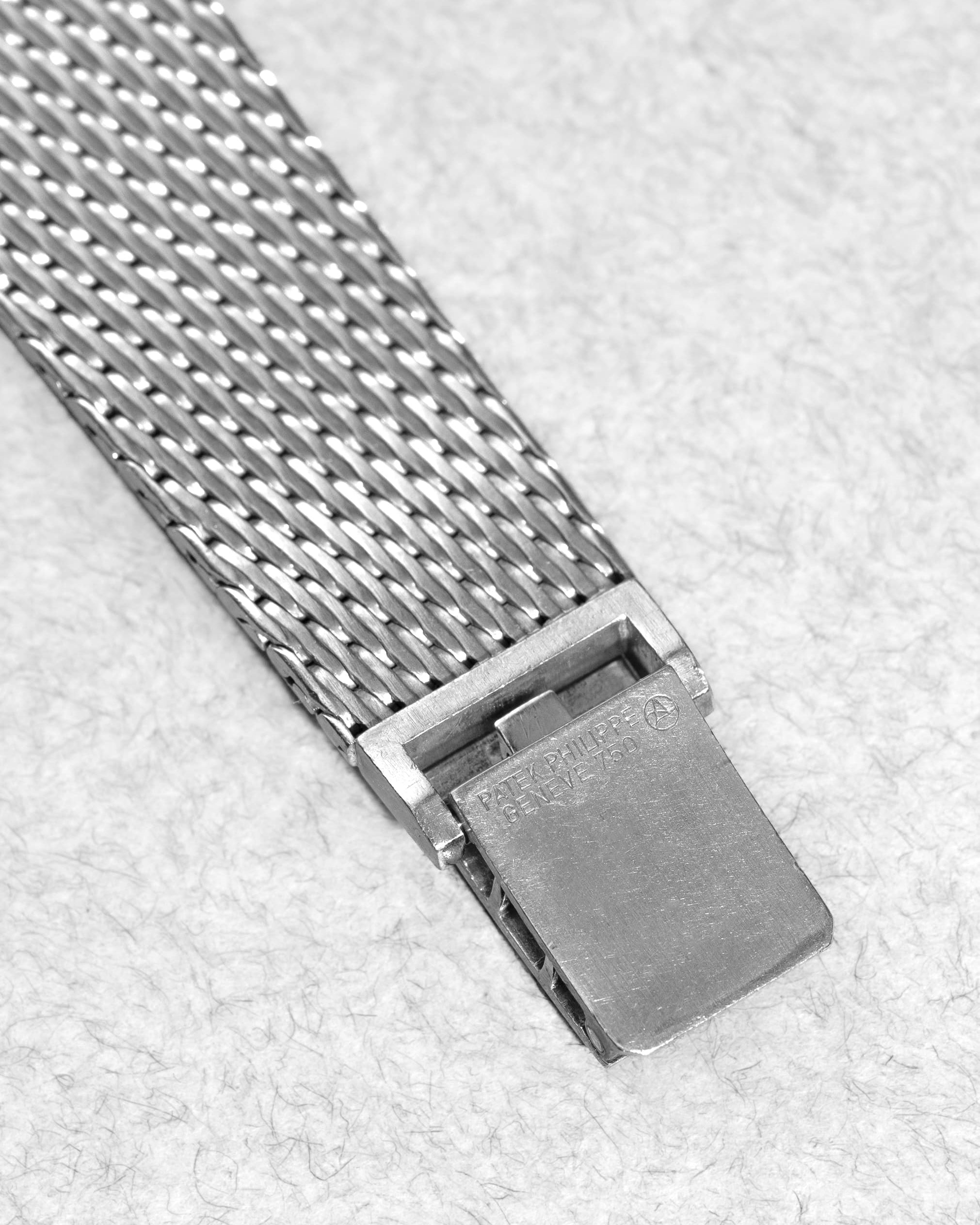 KVMG Patek Philippe Ellipse d’Or réf. 3748/1G en or blanc circa 1976 – Bracelet intégré, cadran bleu Sigma - Buckle Inside