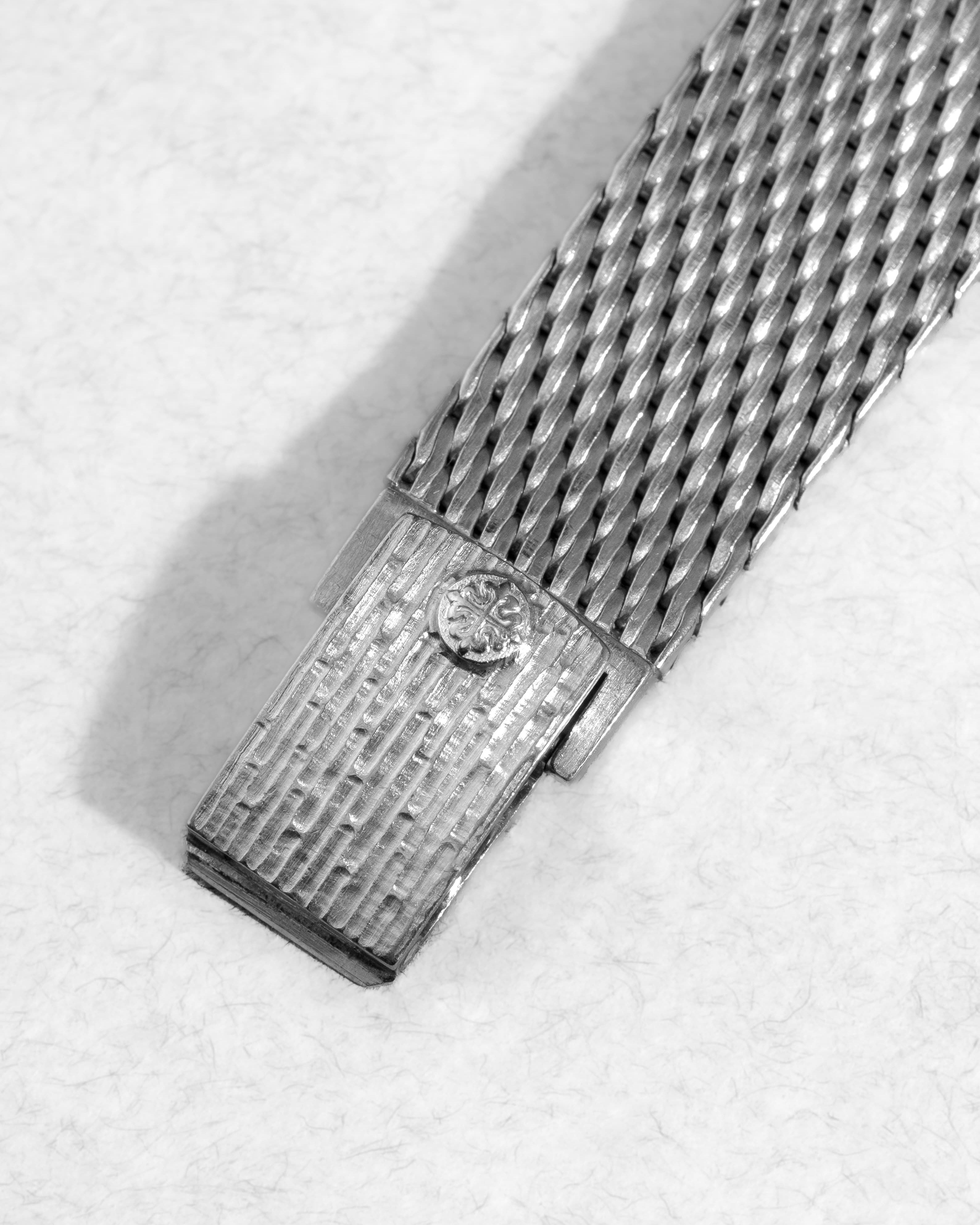 KVMG Patek Philippe Ellipse d’Or réf. 3748/1G en or blanc circa 1976 – Bracelet intégré, cadran bleu Sigma - Buckle Outside