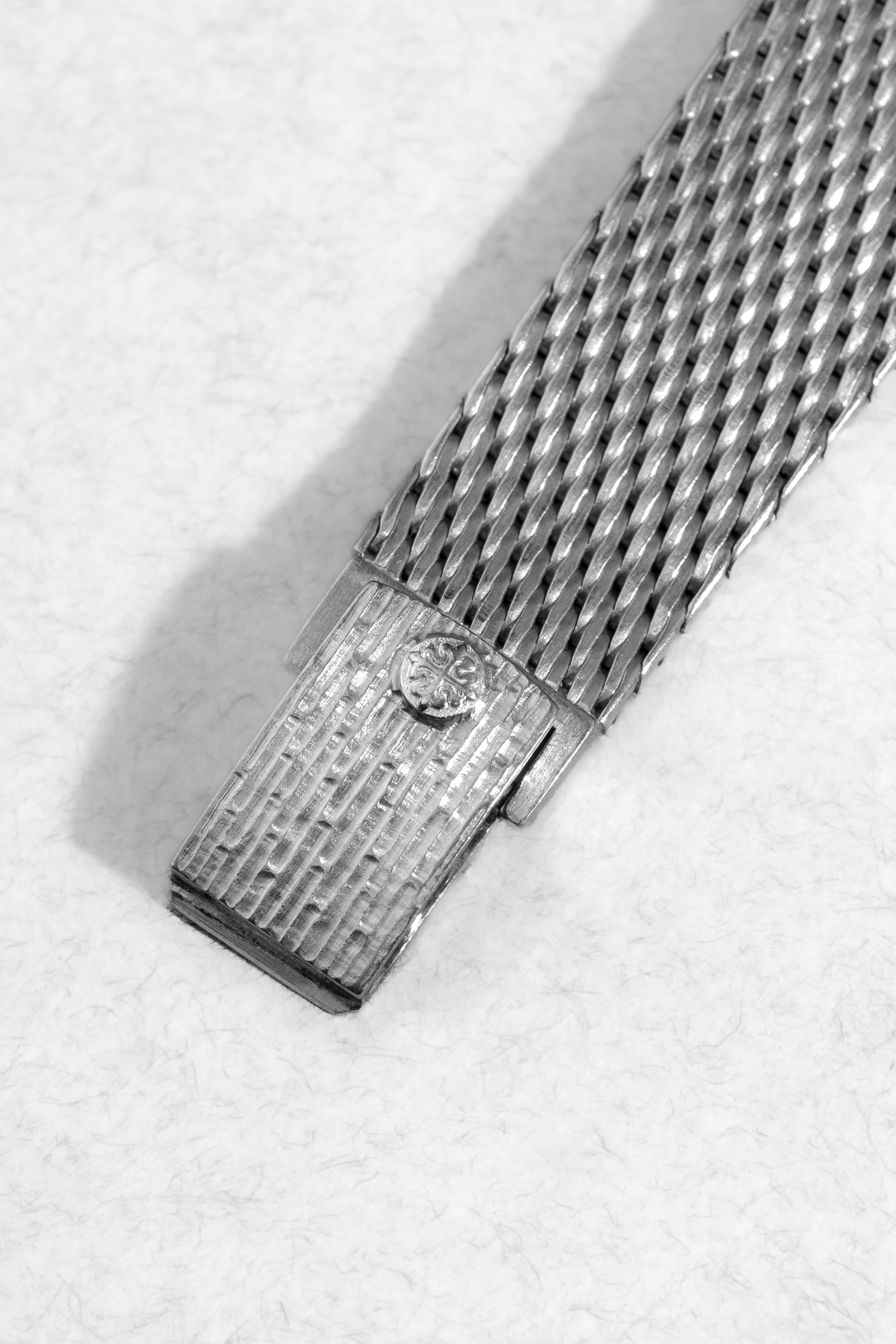 KVMG Patek Philippe Ellipse d’Or réf. 3748/1G en or blanc circa 1976 – Bracelet intégré, cadran bleu Sigma - Buckle Outside