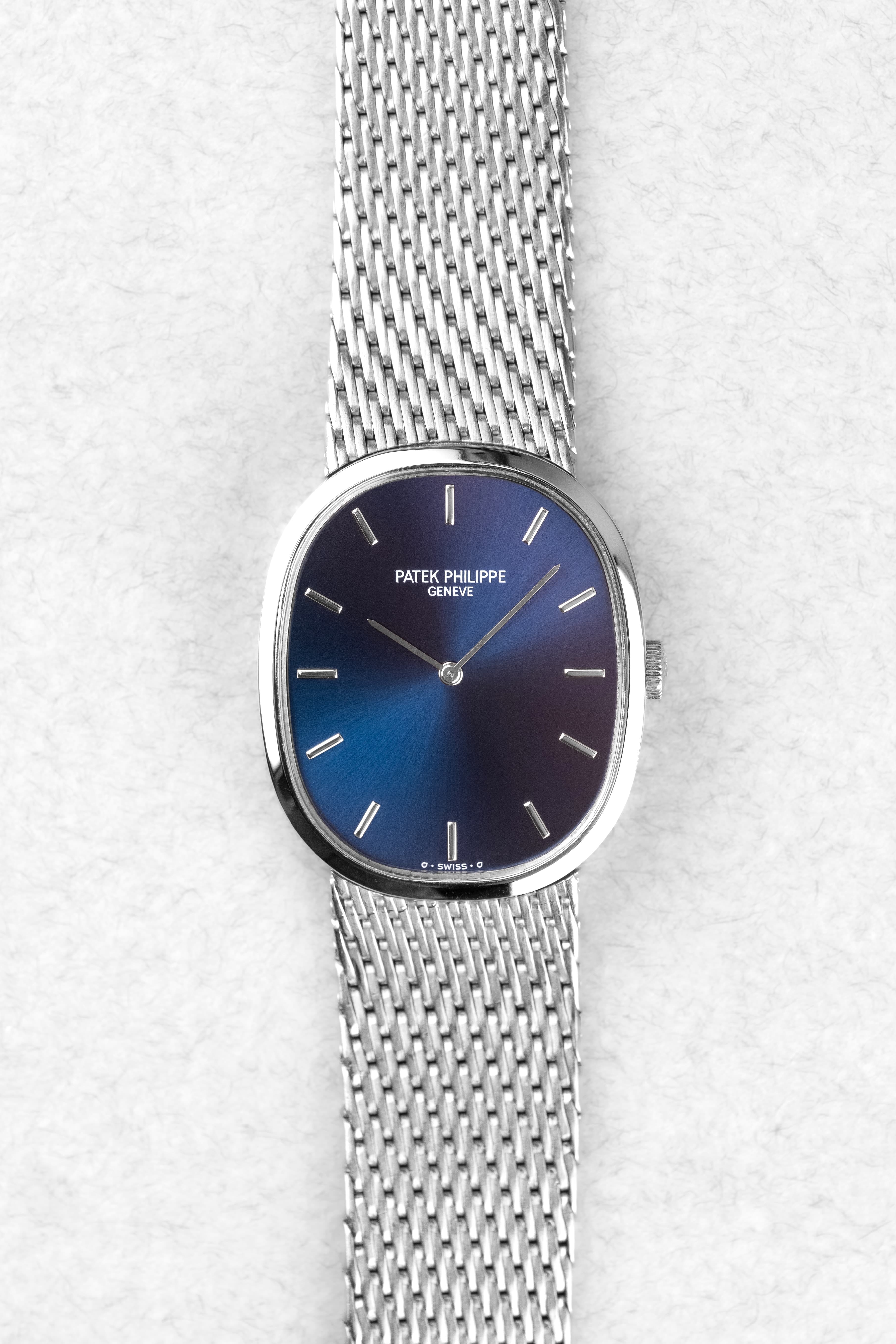 KVMG Patek Philippe Ellipse d’Or réf. 3748/1G en or blanc circa 1976 – Bracelet intégré, cadran bleu Sigma - Front