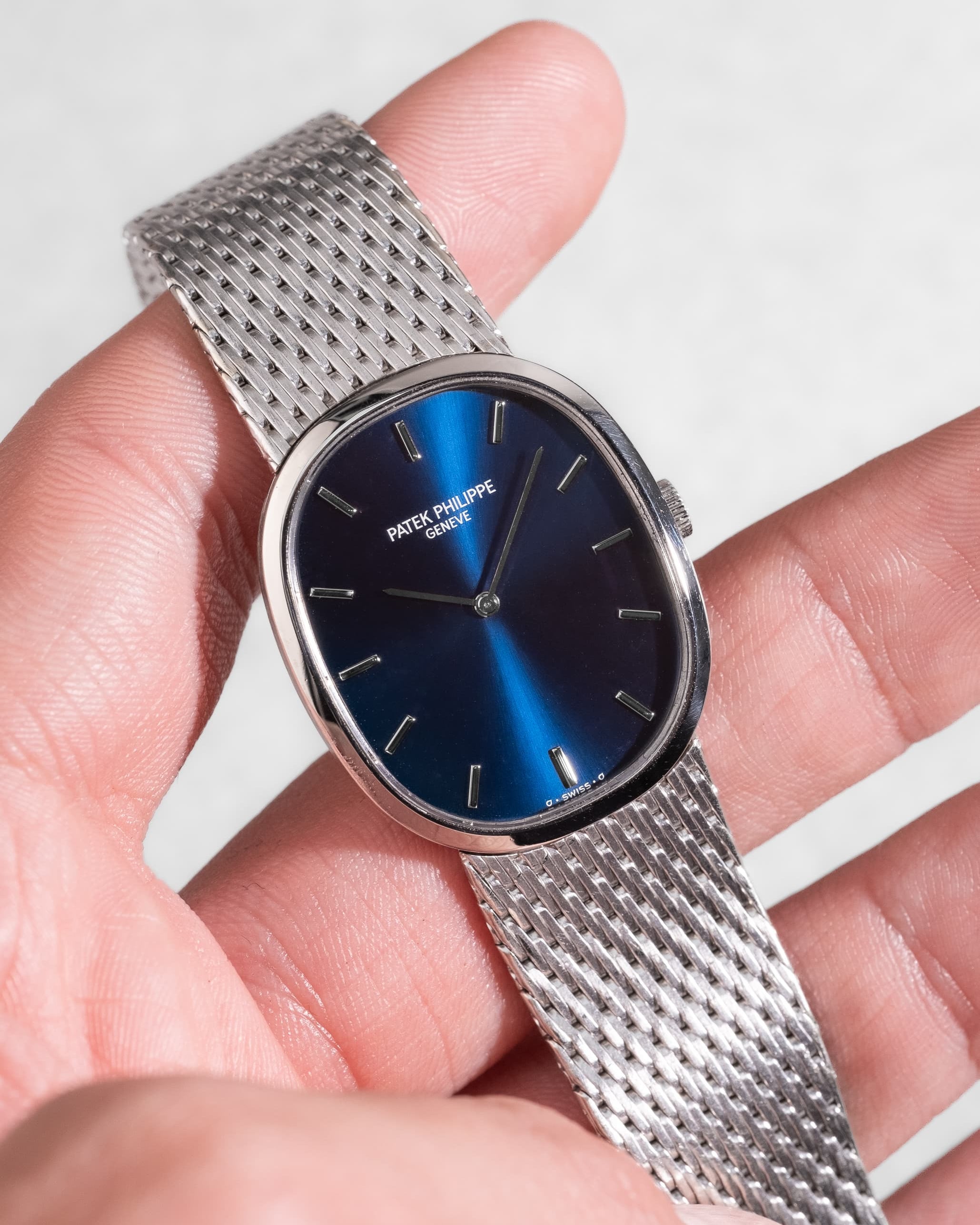 KVMG Patek Philippe Ellipse d’Or réf. 3748/1G en or blanc circa 1976 – Bracelet intégré, cadran bleu Sigma - Lifestyle