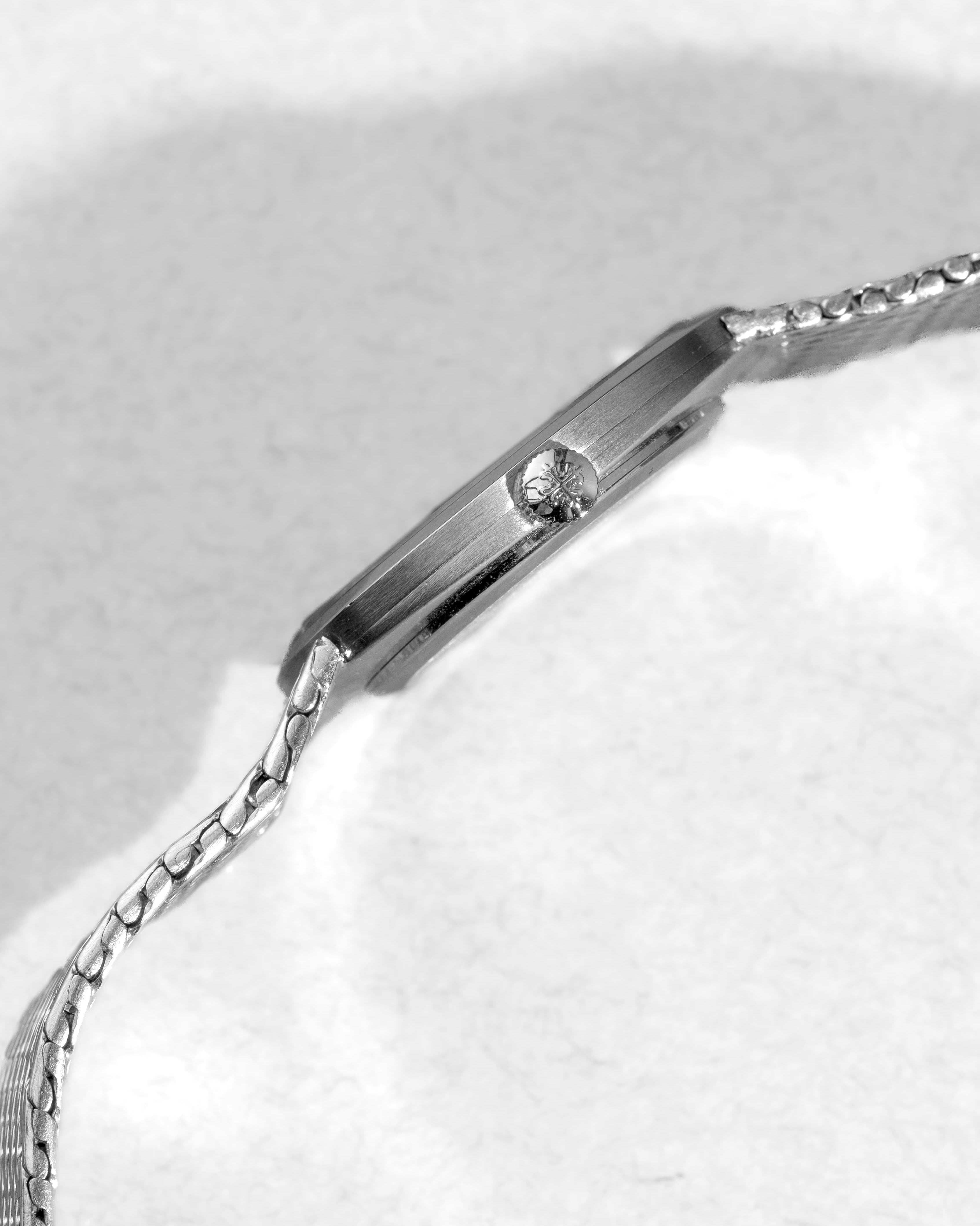 KVMG Patek Philippe Ellipse d’Or réf. 3748/1G en or blanc circa 1976 – Bracelet intégré, cadran bleu Sigma - Right side