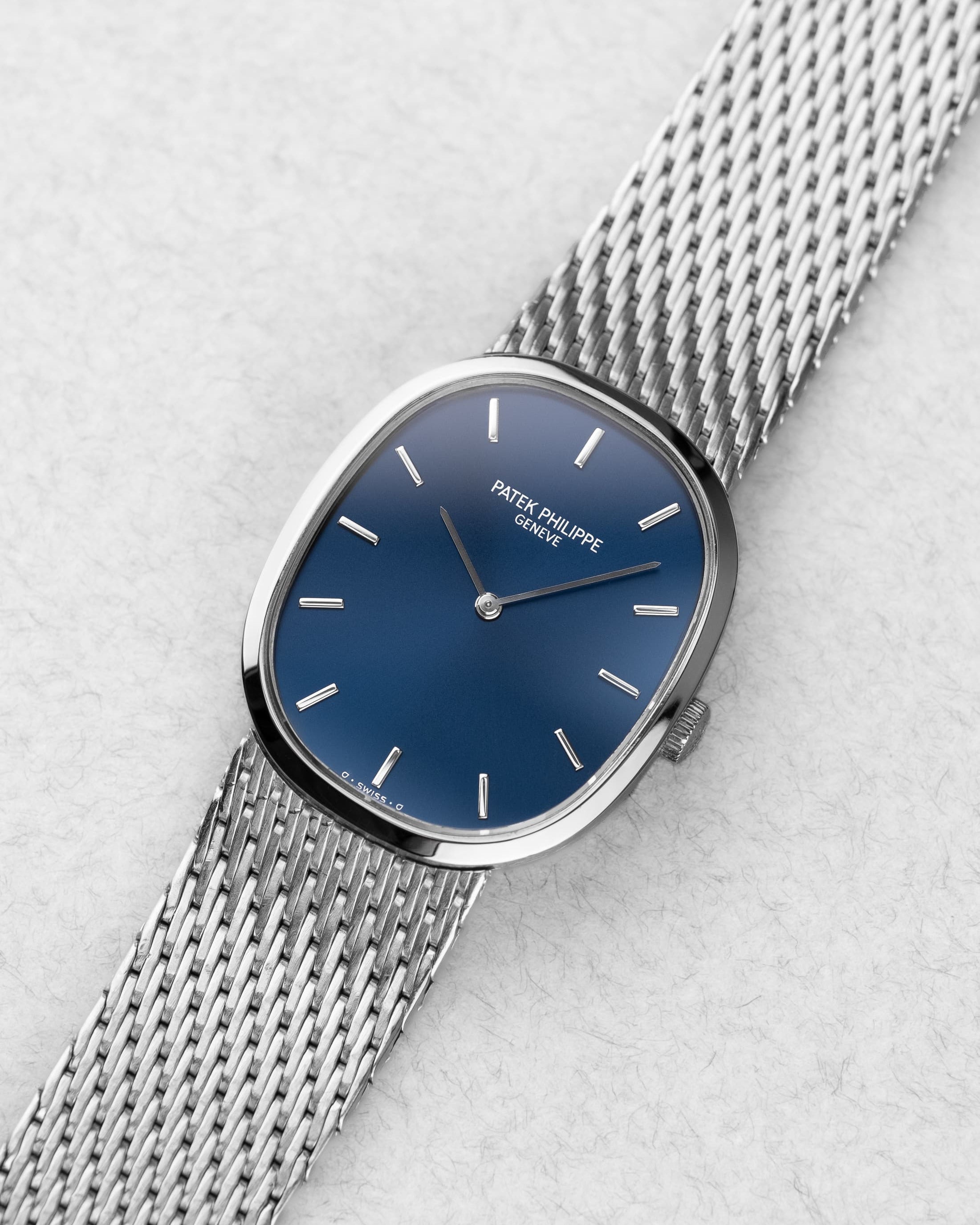 KVMG Patek Philippe Ellipse d’Or réf. 3748/1G en or blanc circa 1976 – Bracelet intégré, cadran bleu Sigma - Three Quarters