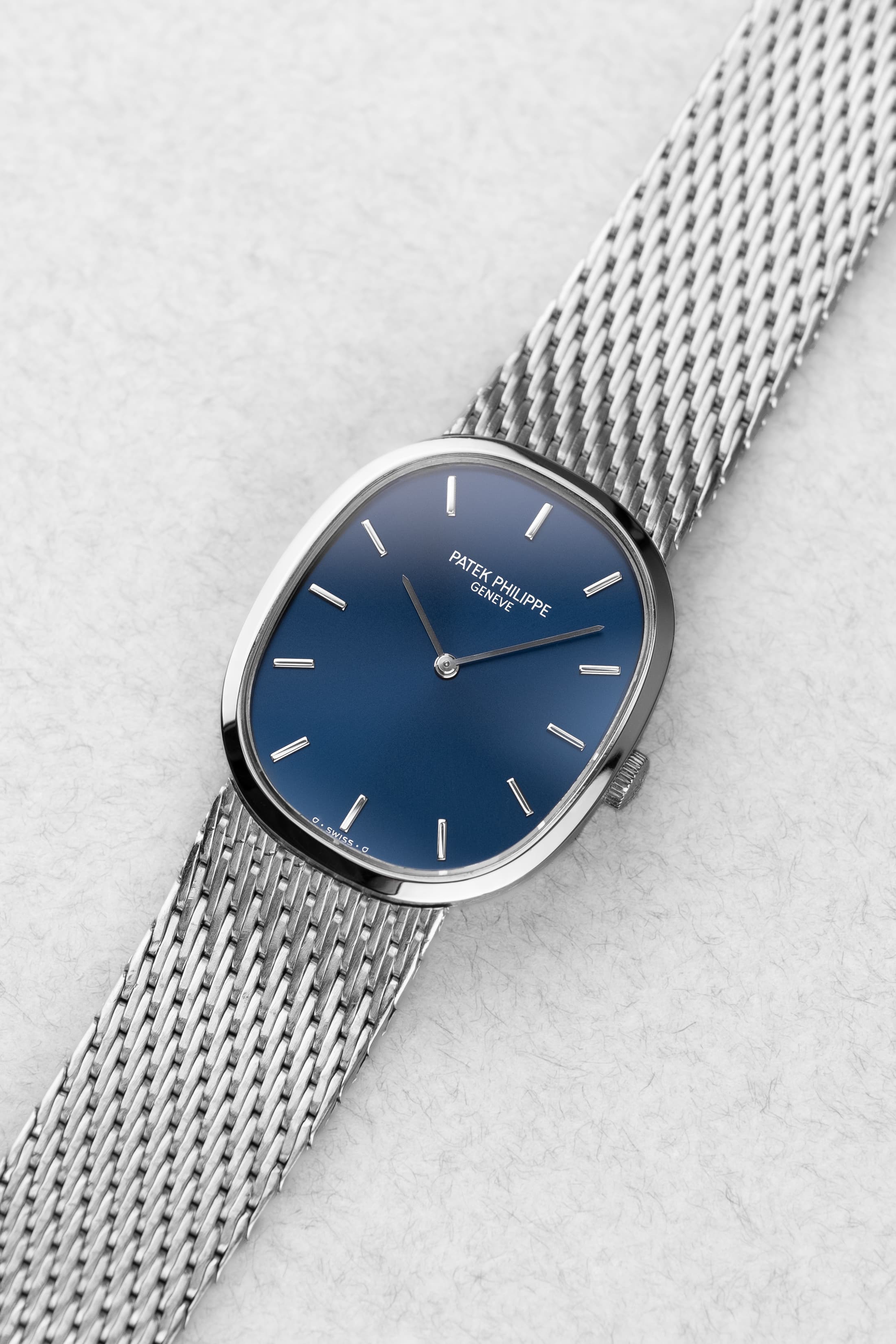 KVMG Patek Philippe Ellipse d’Or réf. 3748/1G en or blanc circa 1976 – Bracelet intégré, cadran bleu Sigma - Three Quarters