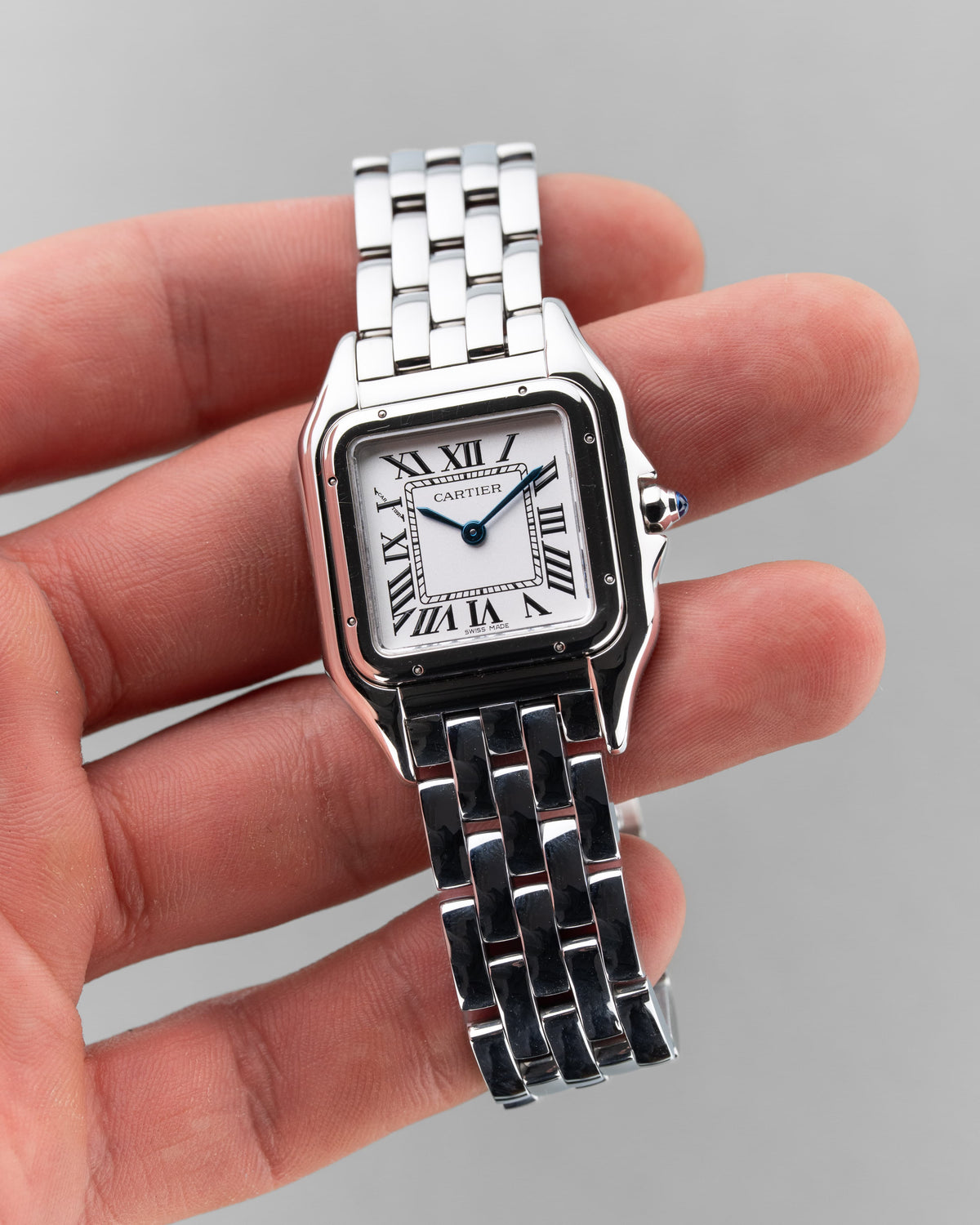 L5NF Cartier Panthère « Moyen Modèle » réf. 4016/WSPN0007 en acier, circa 2023 – Full set - Lifestyle