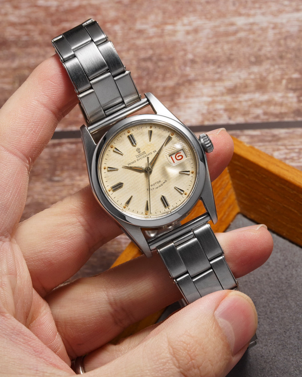 L8YQ Tudor Prince Oysterdate réf. 7914 de 1957 – Cadran « Honeycomb » Radium et Date Roulette - Overview
