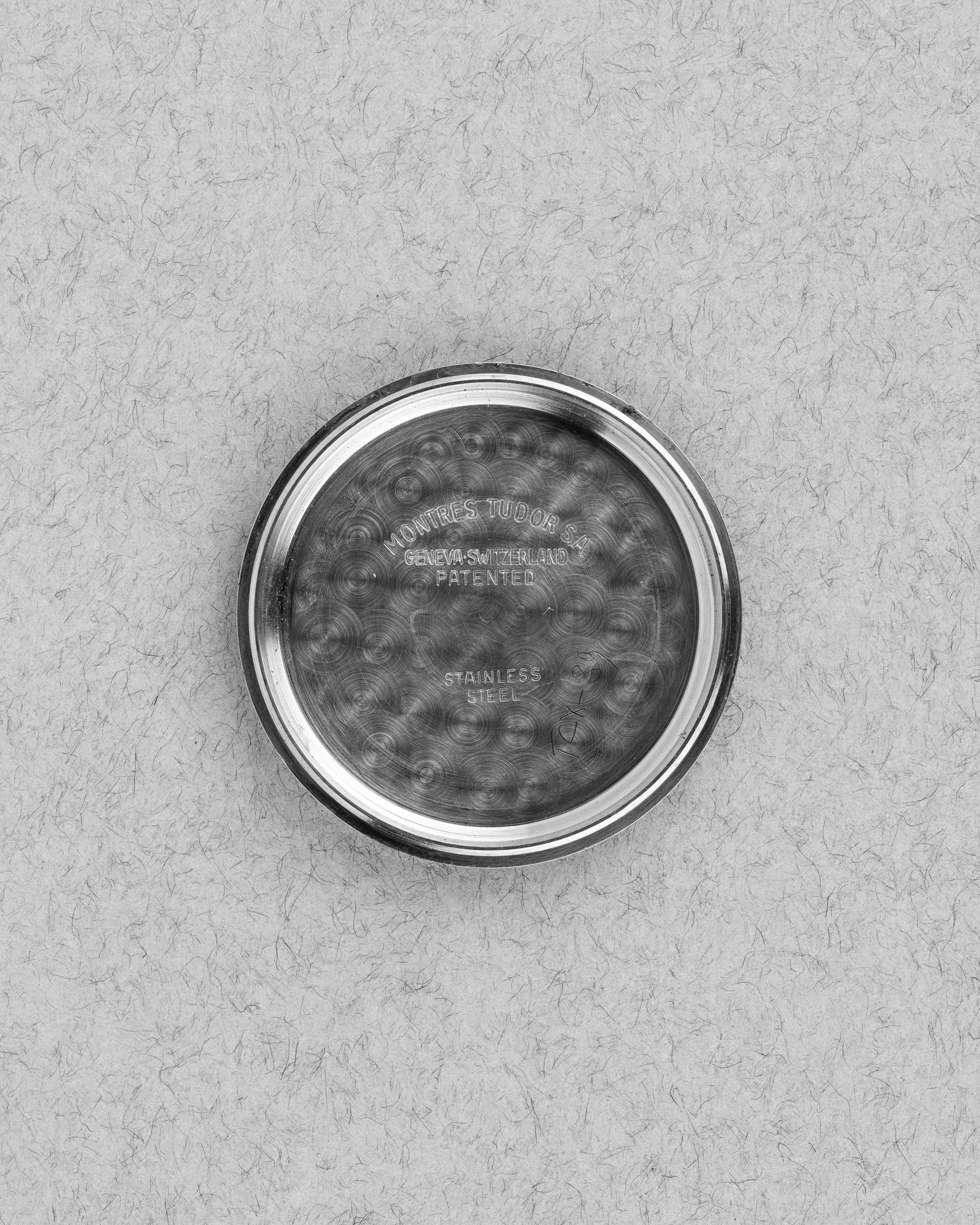 L8YQ Tudor Prince Oysterdate réf. 7914 de 1957 – Cadran nid d'abeille et date roulette - Inside case back