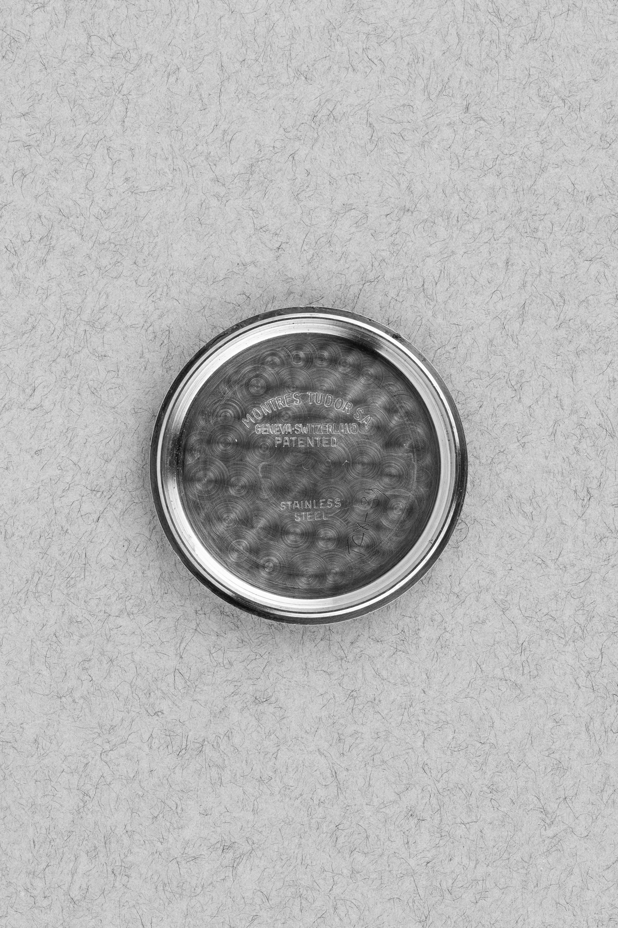 L8YQ Tudor Prince Oysterdate réf. 7914 de 1957 – Cadran nid d'abeille et date roulette - Inside case back