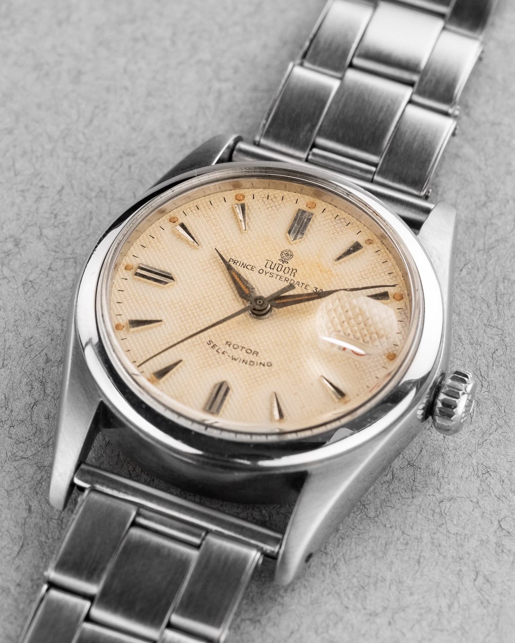 L8YQ Tudor Prince Oysterdate réf. 7914 de 1957 – Cadran nid d'abeille et date roulette - Three Quarters