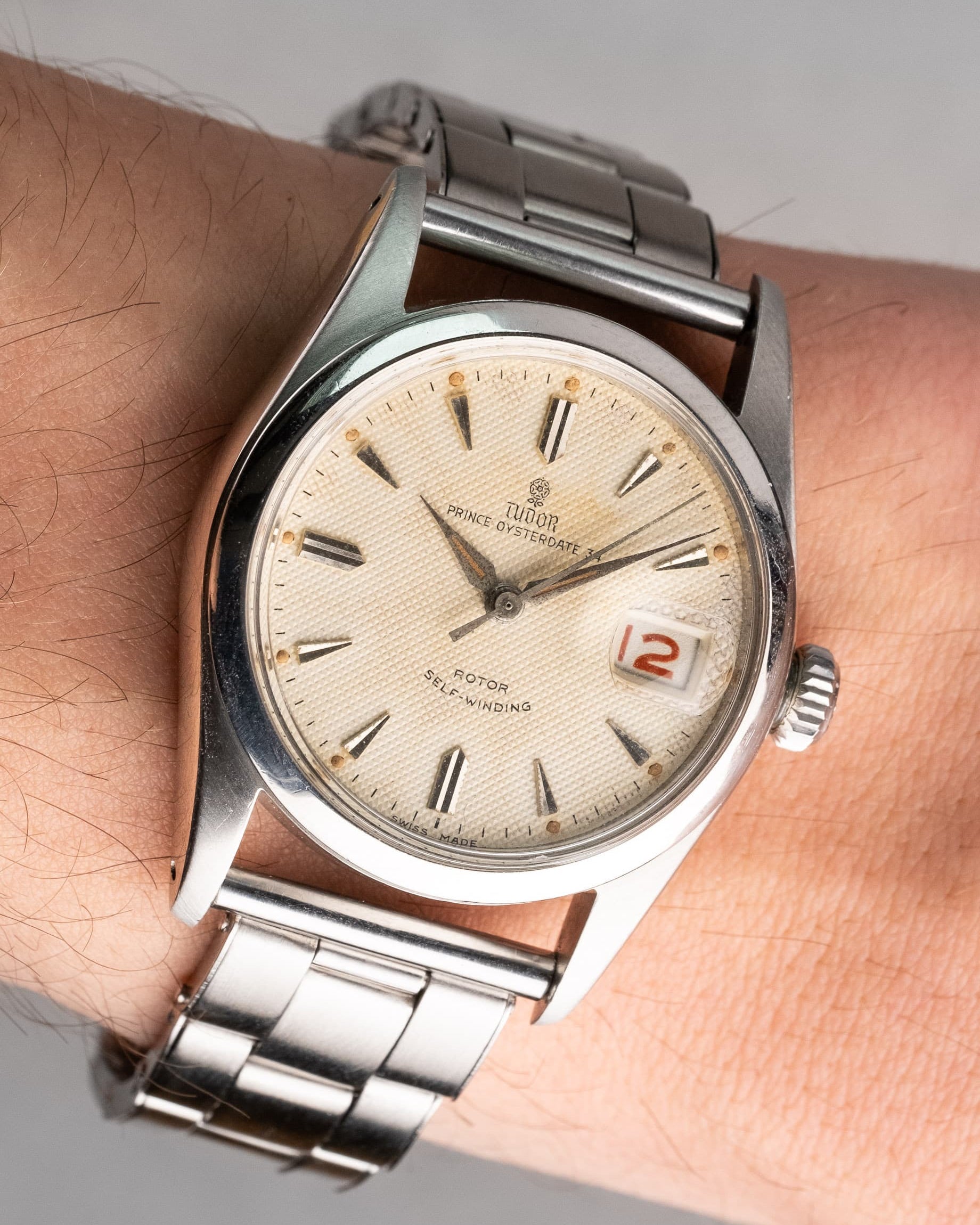 L8YQ Tudor Prince Oysterdate réf. 7914 de 1957 – Cadran nid d'abeille et date roulette - Wristshot