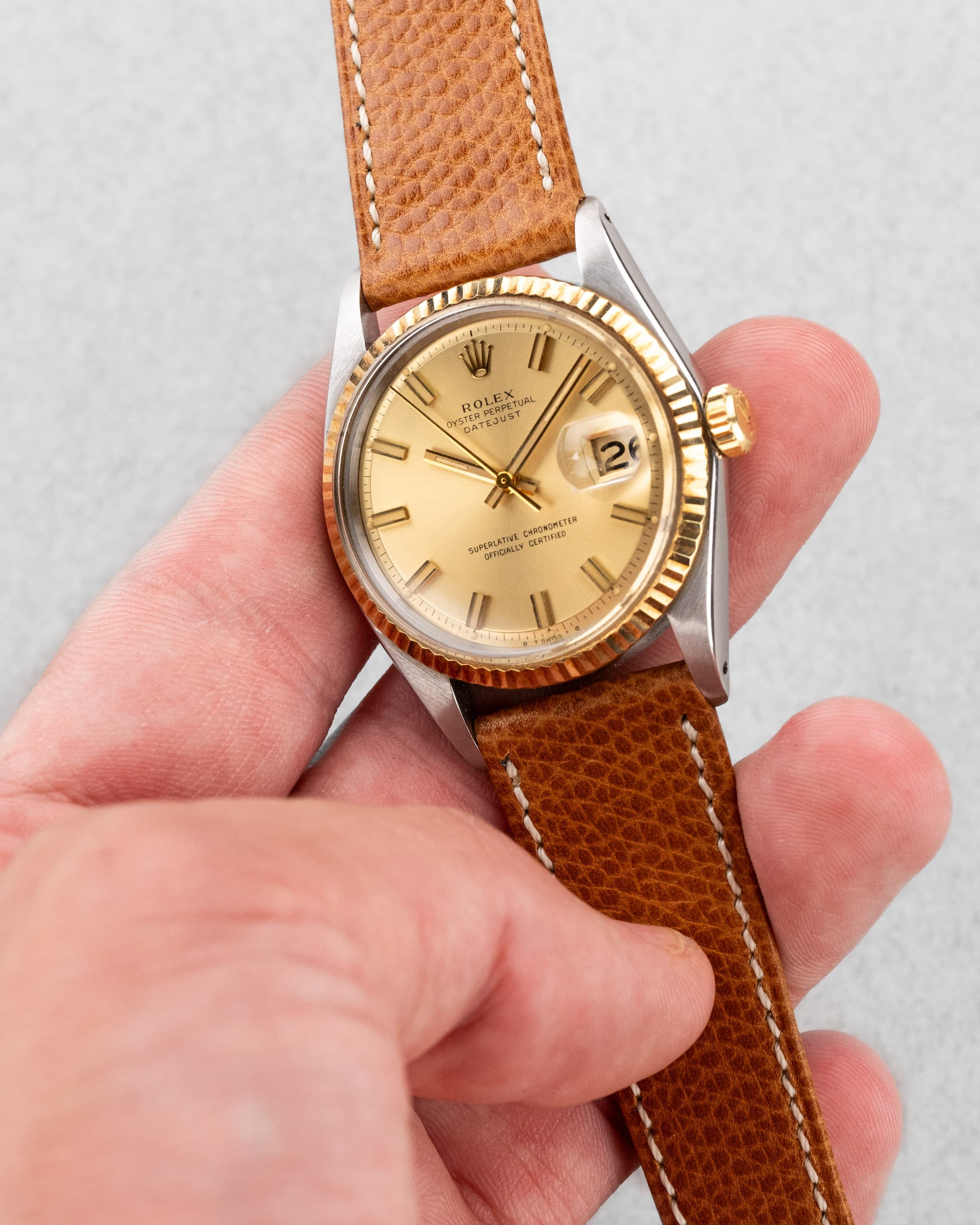 LT2H Rolex Datejust 1601 « Champagne Wide Boy Sigma » de 1974 en or et acier - Feature