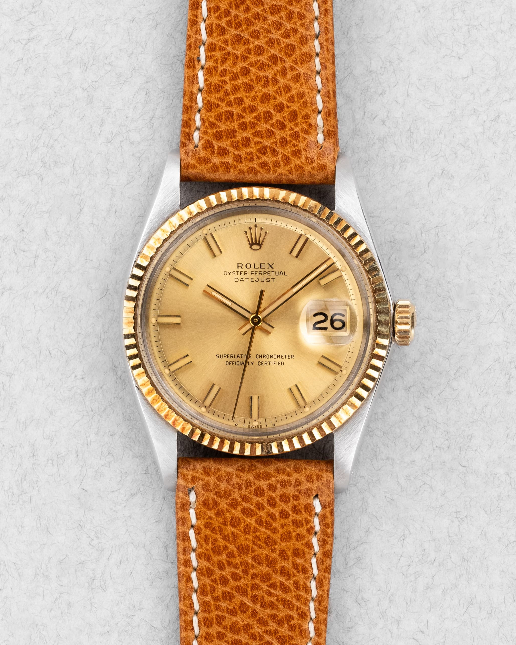 LT2H Rolex Datejust 1601 « Champagne Wide Boy Sigma » de 1974 en or et acier - Front