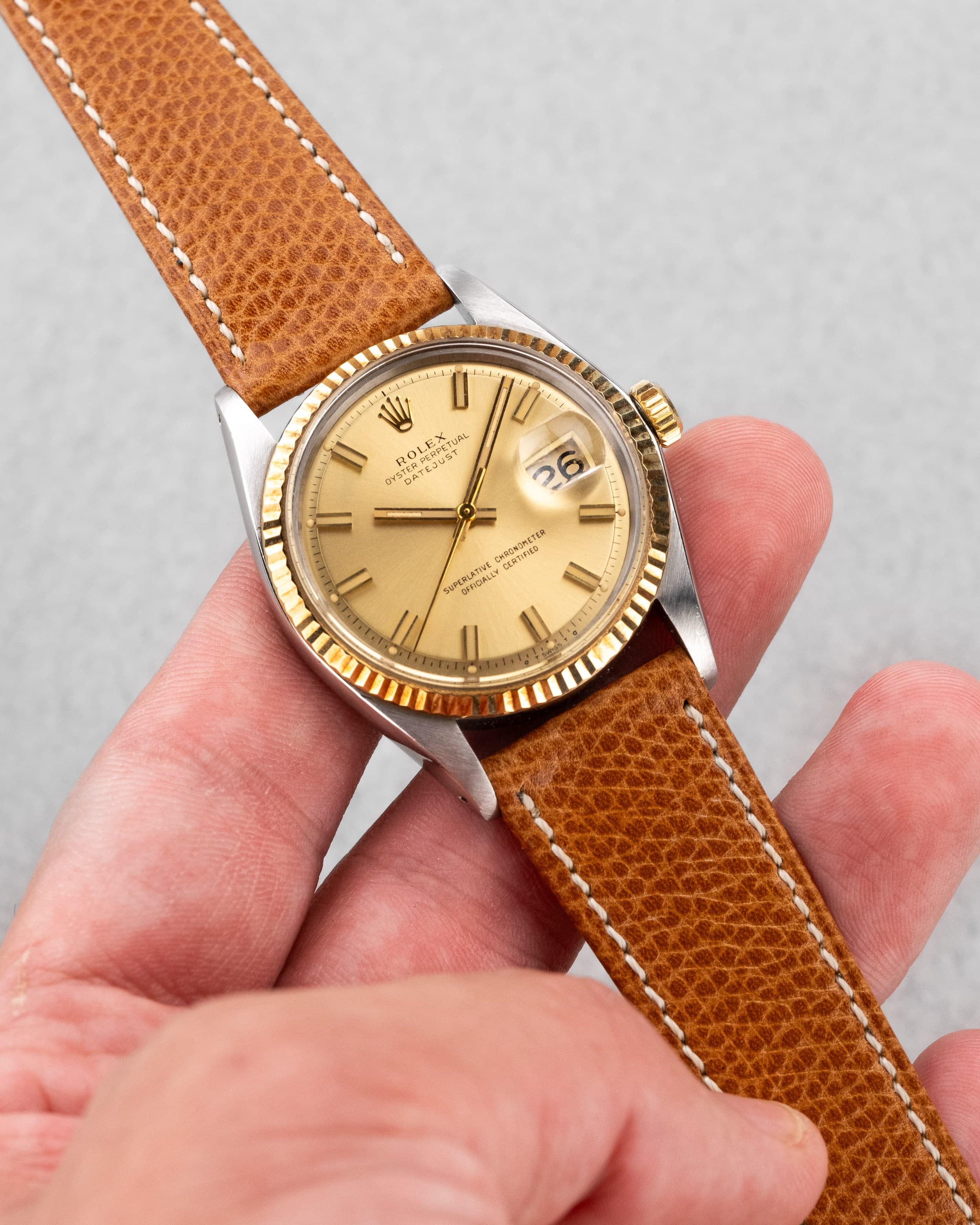 LT2H Rolex Datejust 1601 « Champagne Wide Boy Sigma » de 1974 en or et acier - Overview