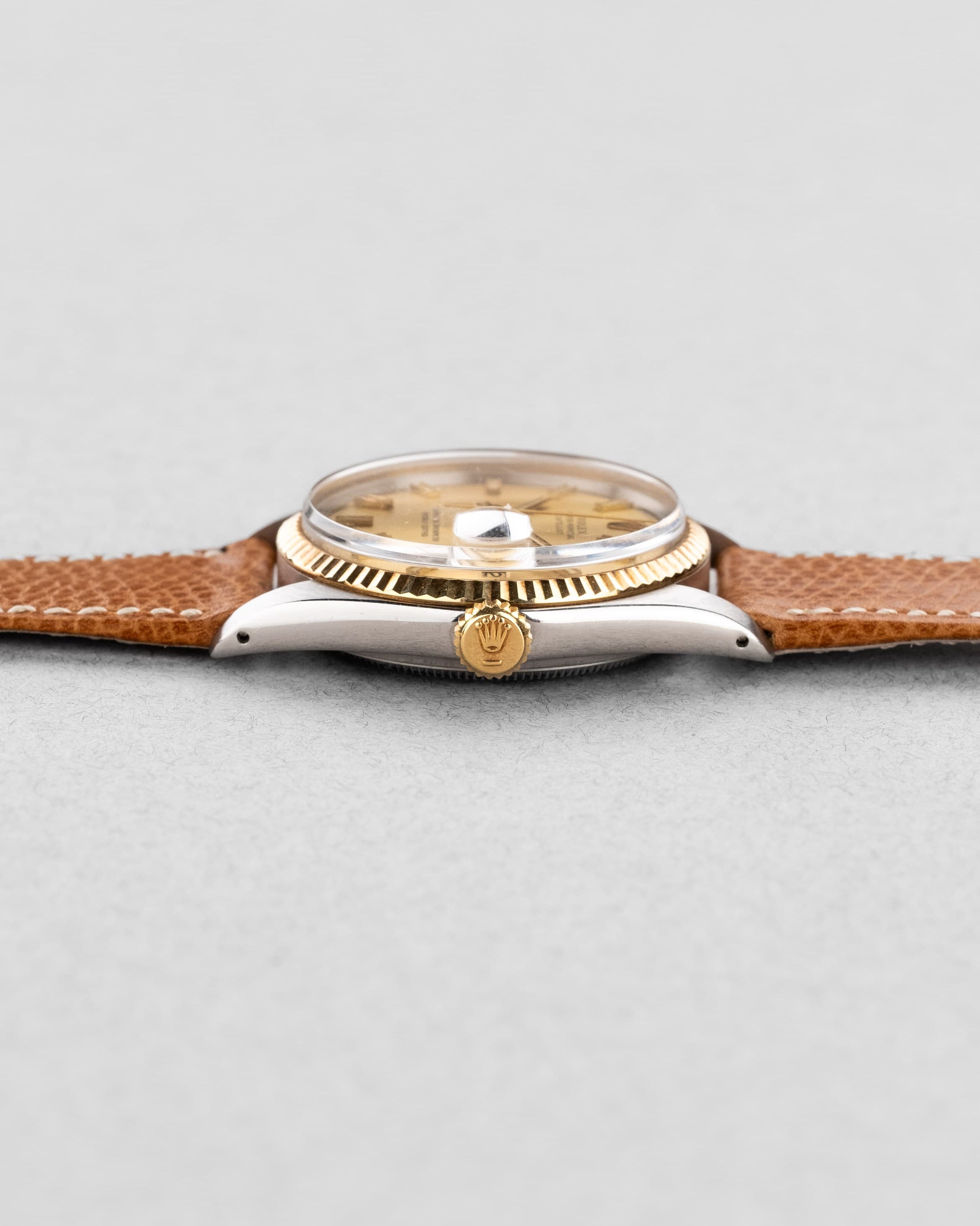 LT2H Rolex Datejust 1601 « Champagne Wide Boy Sigma » de 1974 en or et acier - Right side