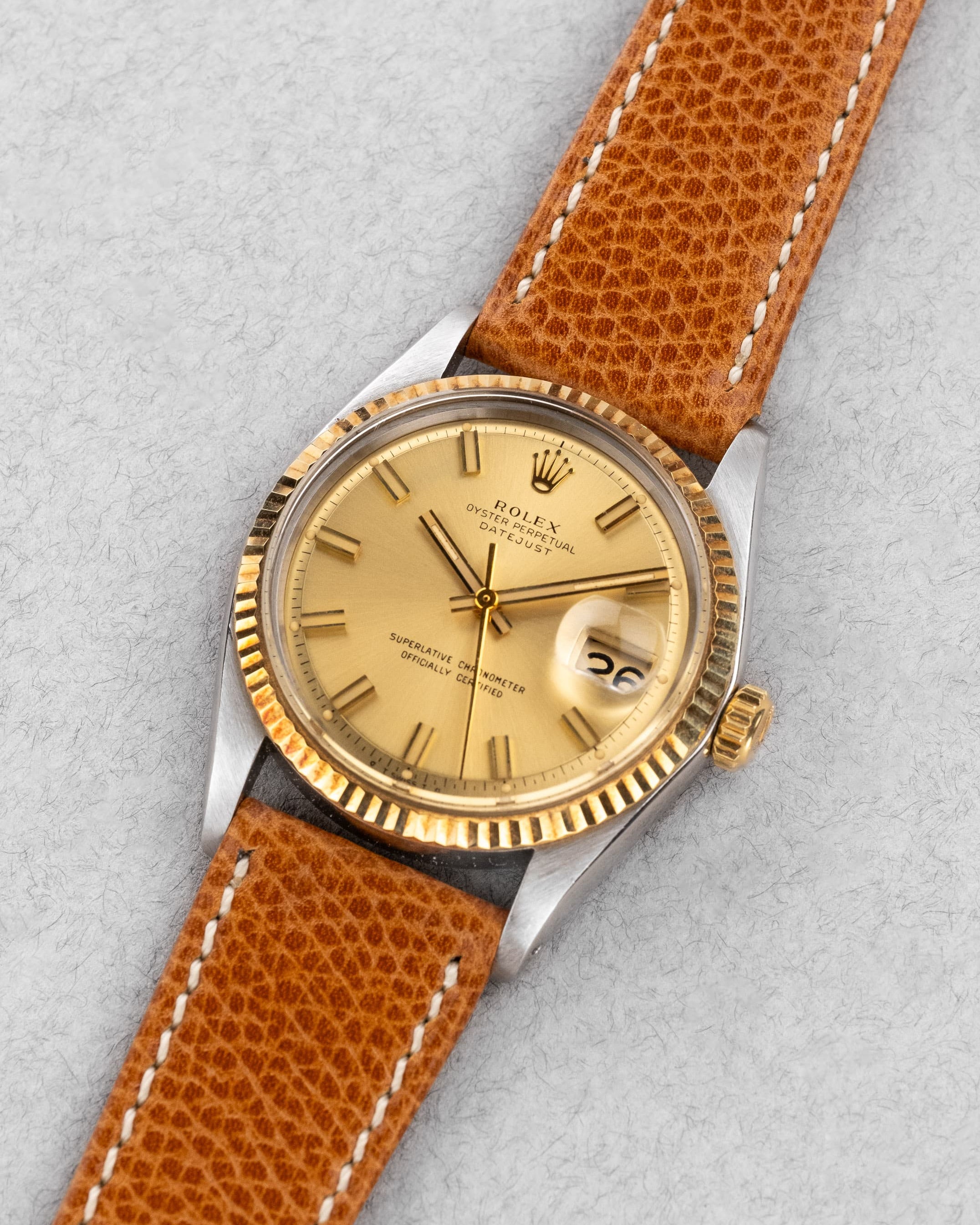 LT2H Rolex Datejust 1601 « Champagne Wide Boy Sigma » de 1974 en or et acier - Three Quarters