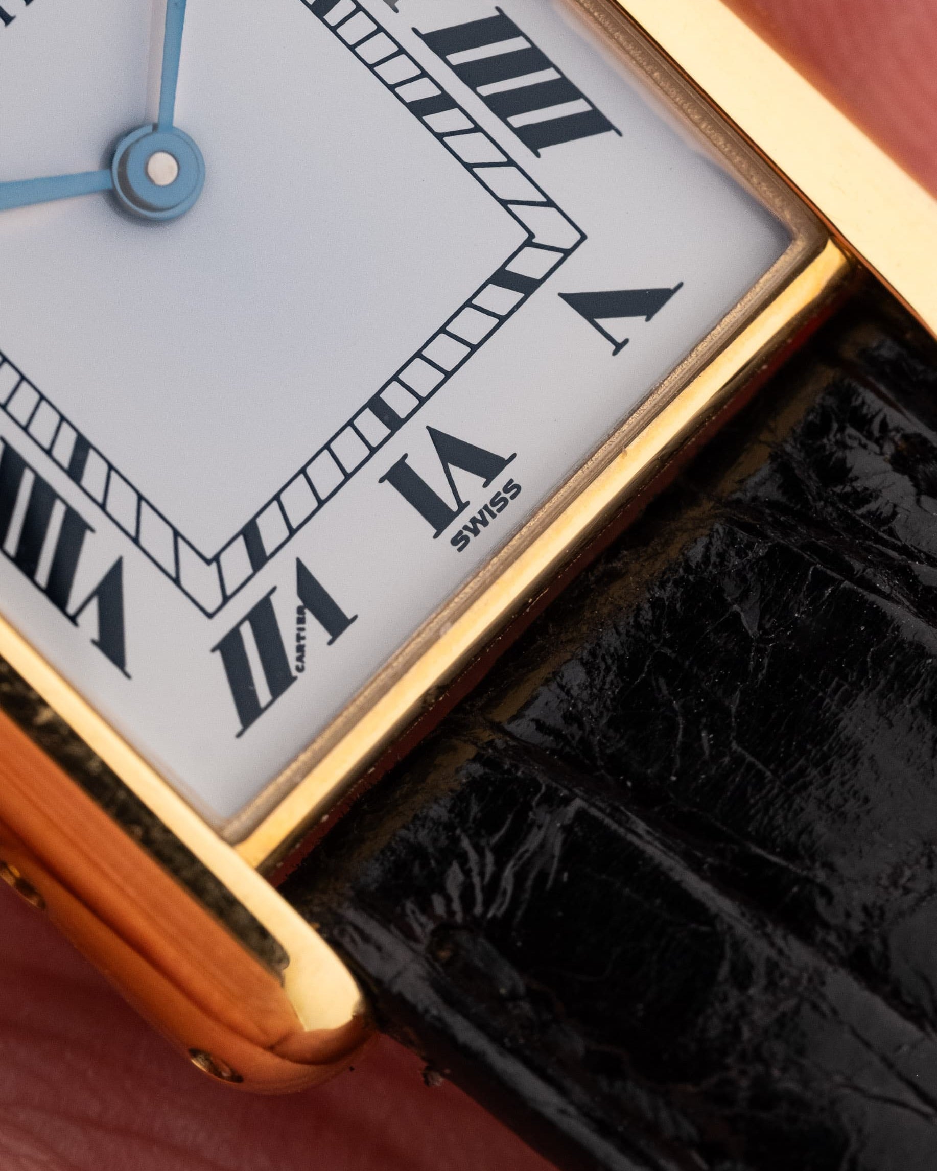 LY4T-1J Cartier Tank Louis réf. M2000 en or jaune, circa 1990 – Parfait état - Dial