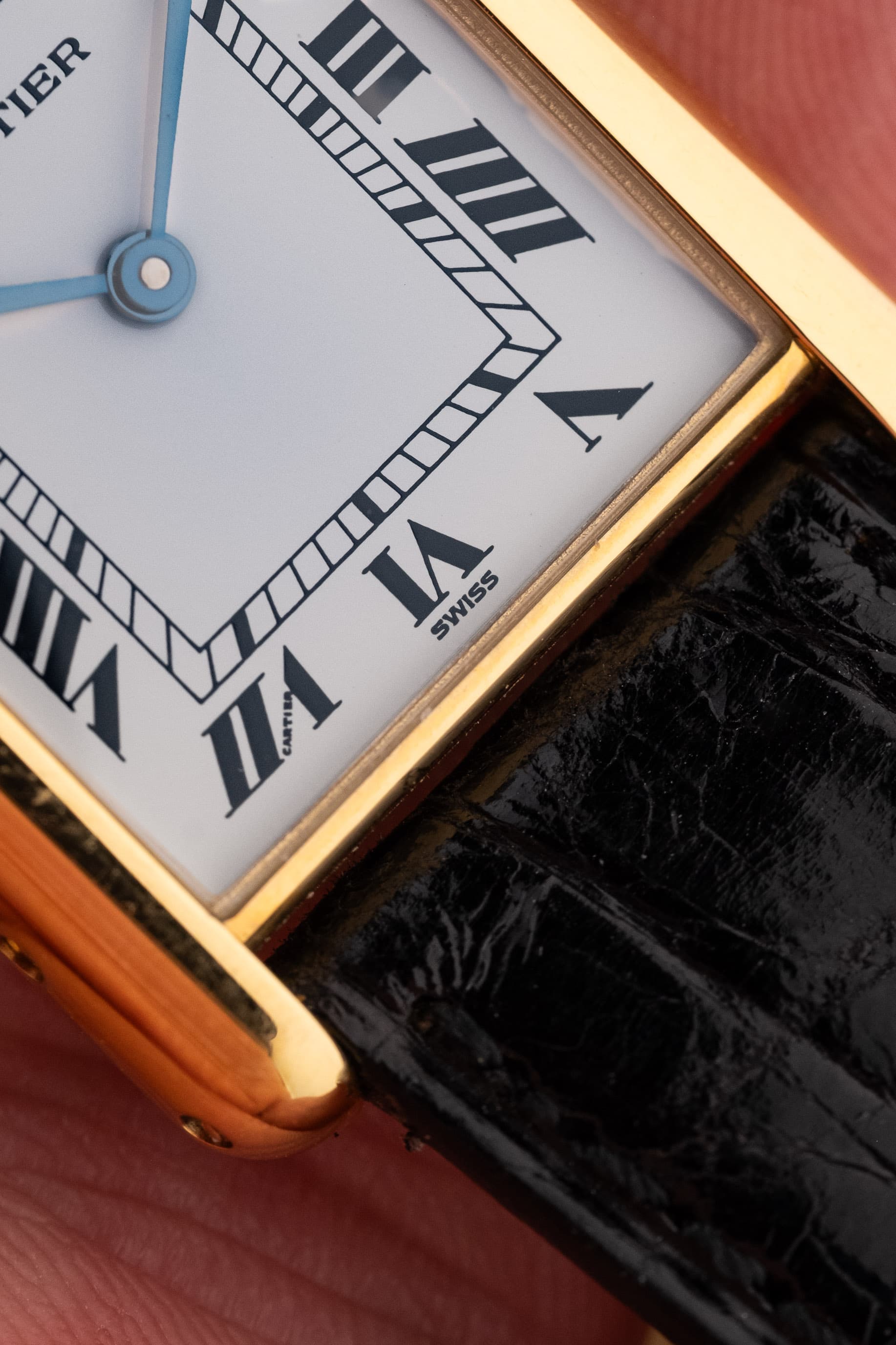 LY4T-1J Cartier Tank Louis réf. M2000 en or jaune, circa 1990 – Parfait état - Dial