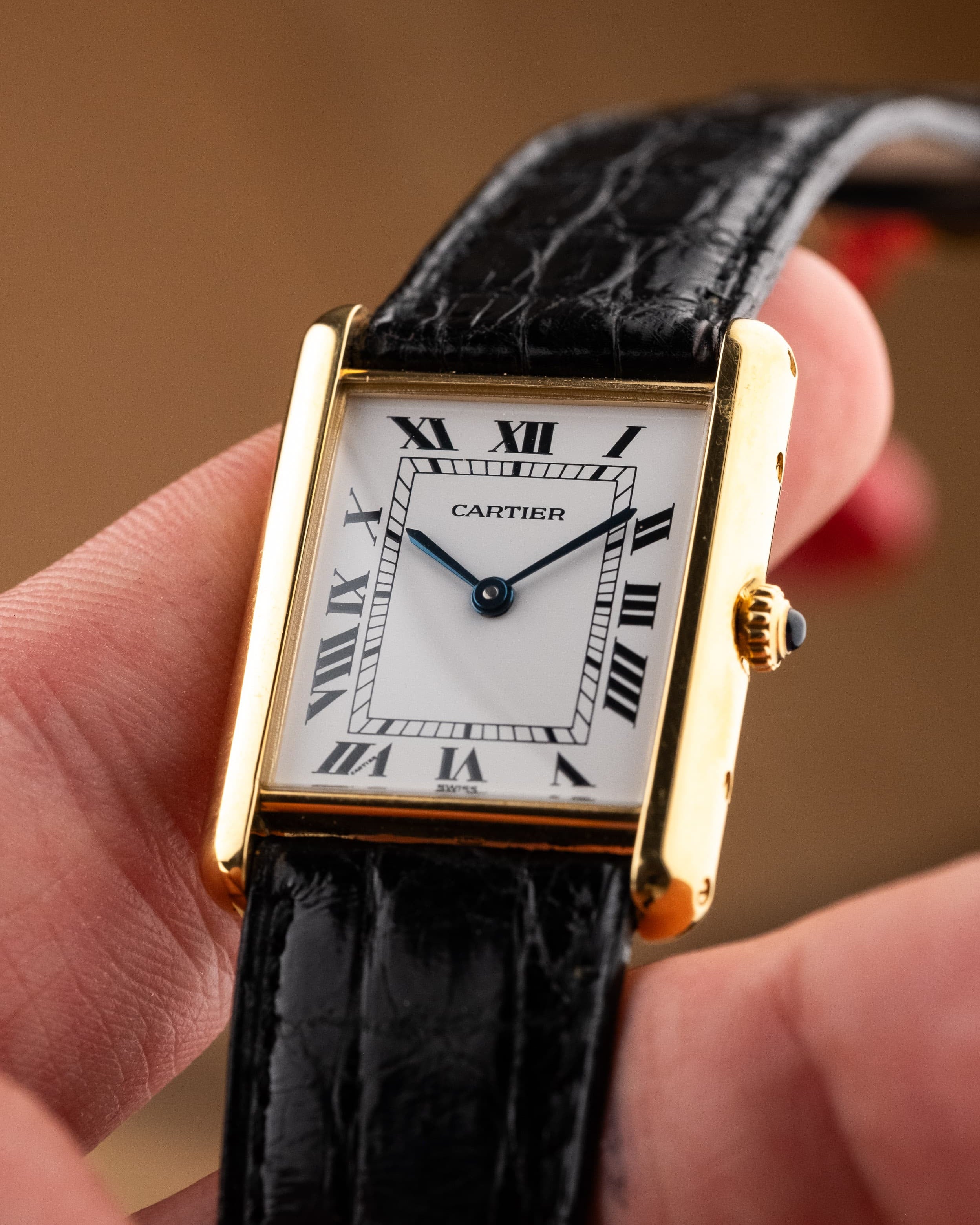 LY4T-7q Cartier Tank Louis réf. M2000 en or jaune, circa 1990 – Parfait état - Lifestyle