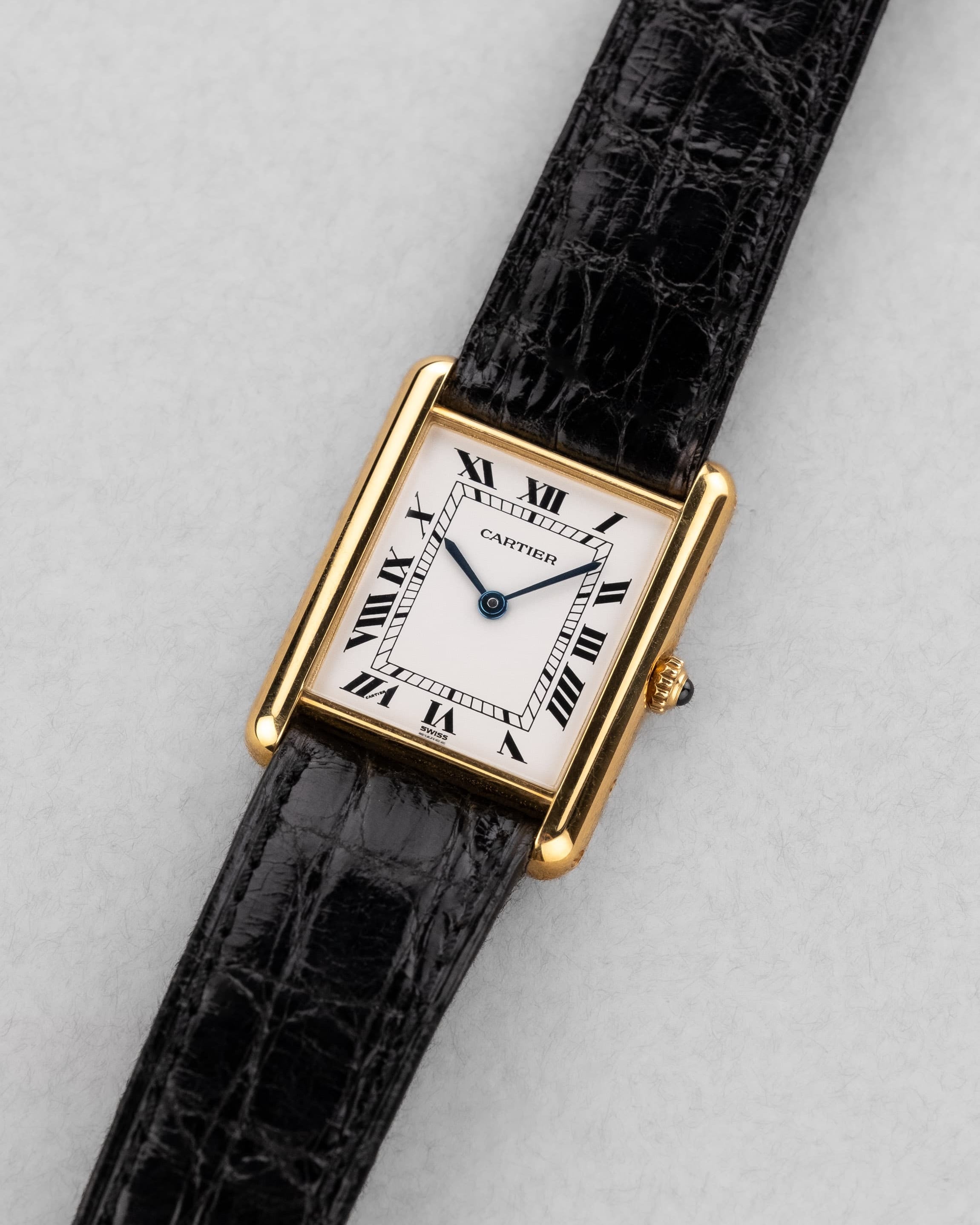 LY4T-f0 Cartier Tank Louis réf. M2000 en or jaune, circa 1990 – Parfait état - Three Quarters
