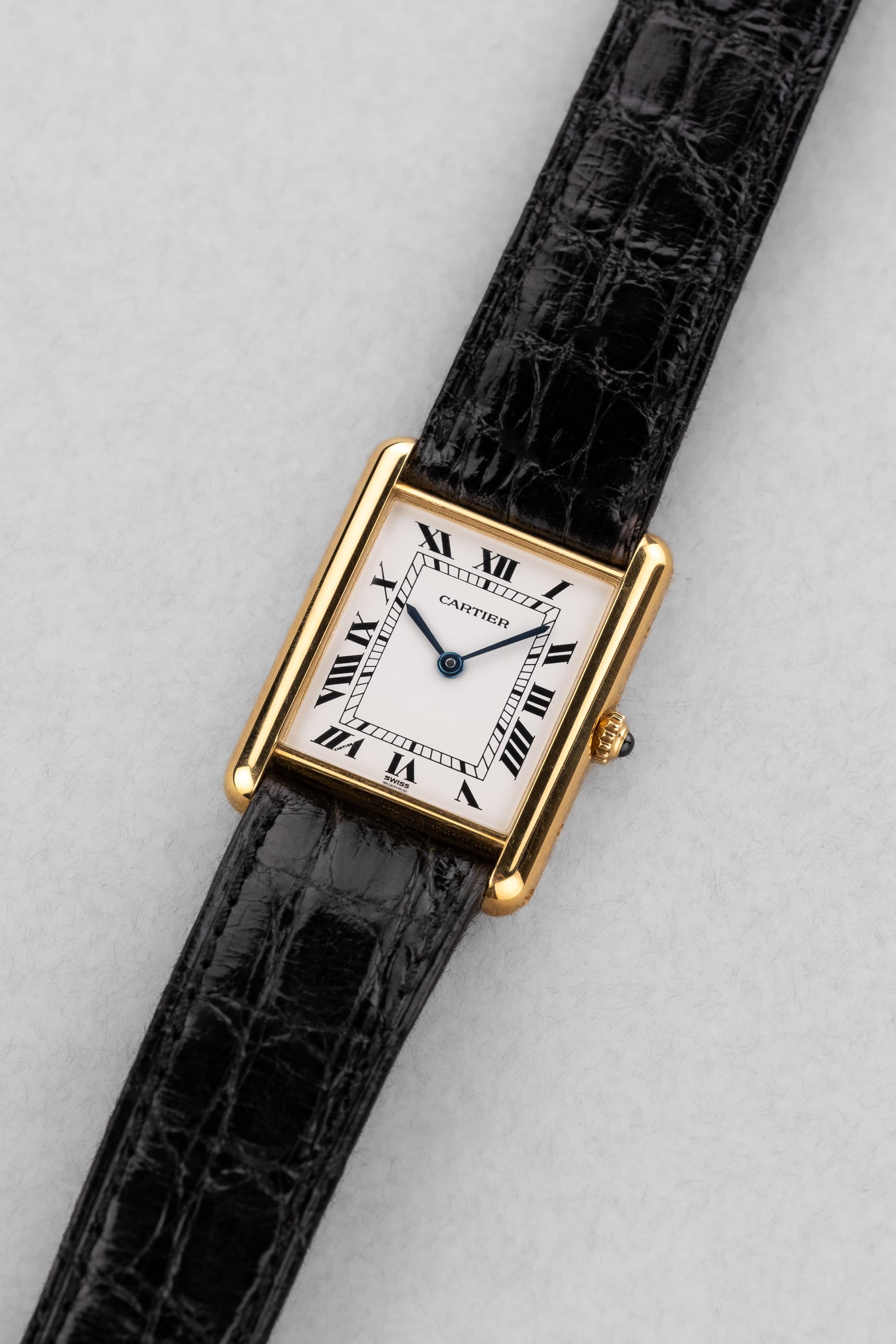 LY4T-f0 Cartier Tank Louis réf. M2000 en or jaune, circa 1990 – Parfait état - Three Quarters