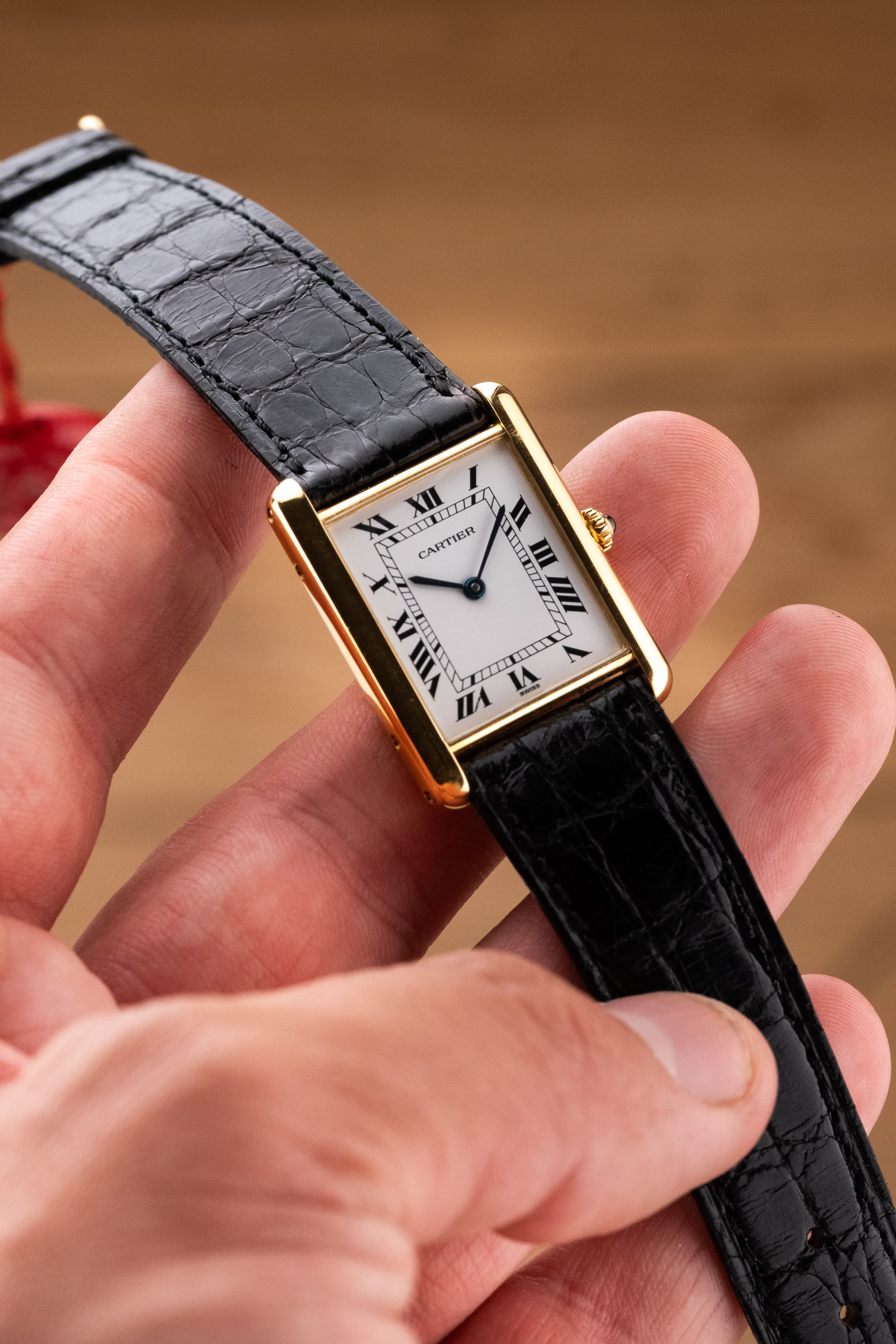 LY4T-fN Cartier Tank Louis réf. M2000 en or jaune, circa 1990 – Parfait état - Lifestyle