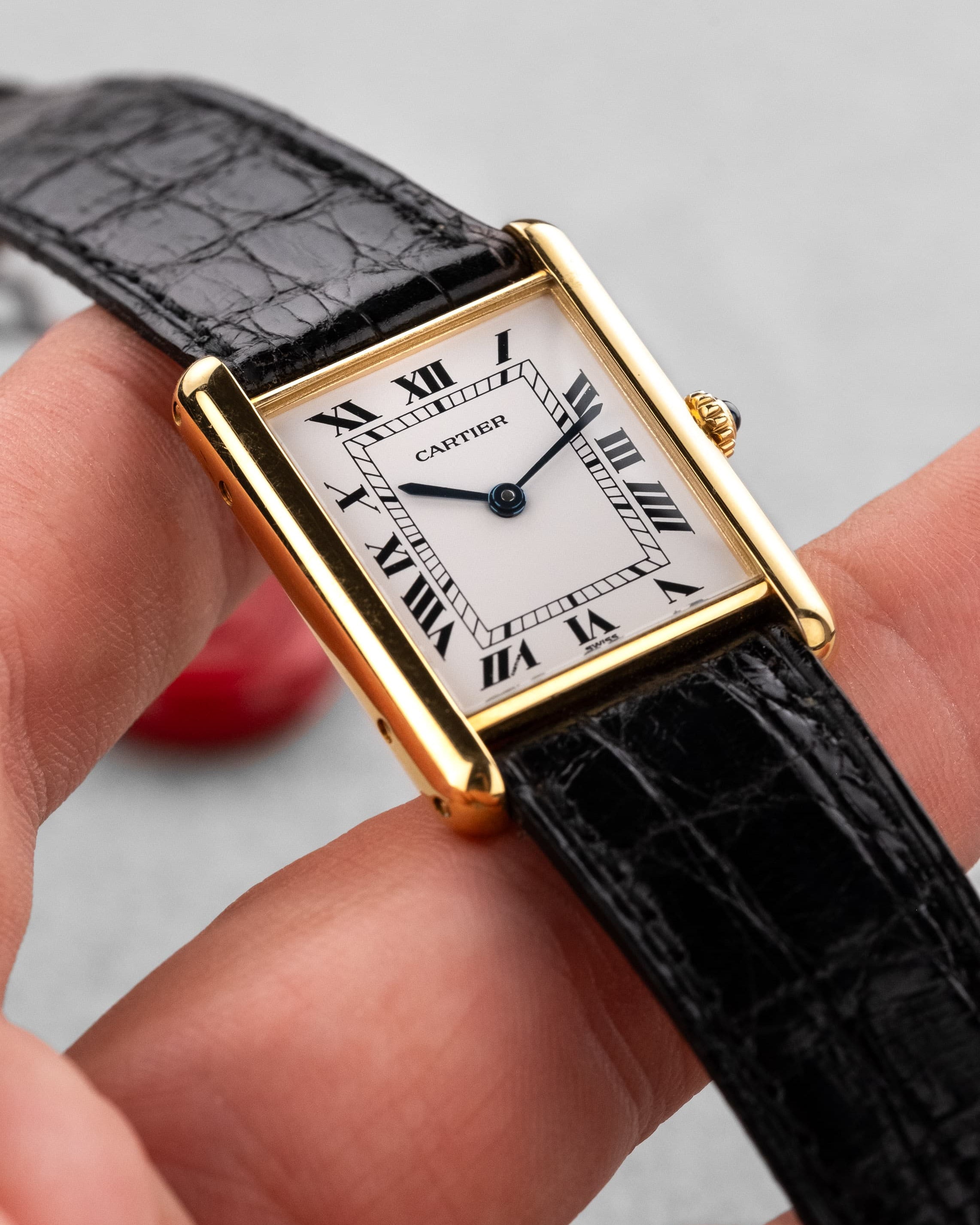 LY4T-gR Cartier Tank Louis réf. M2000 en or jaune, circa 1990 – Parfait état - Lifestyle