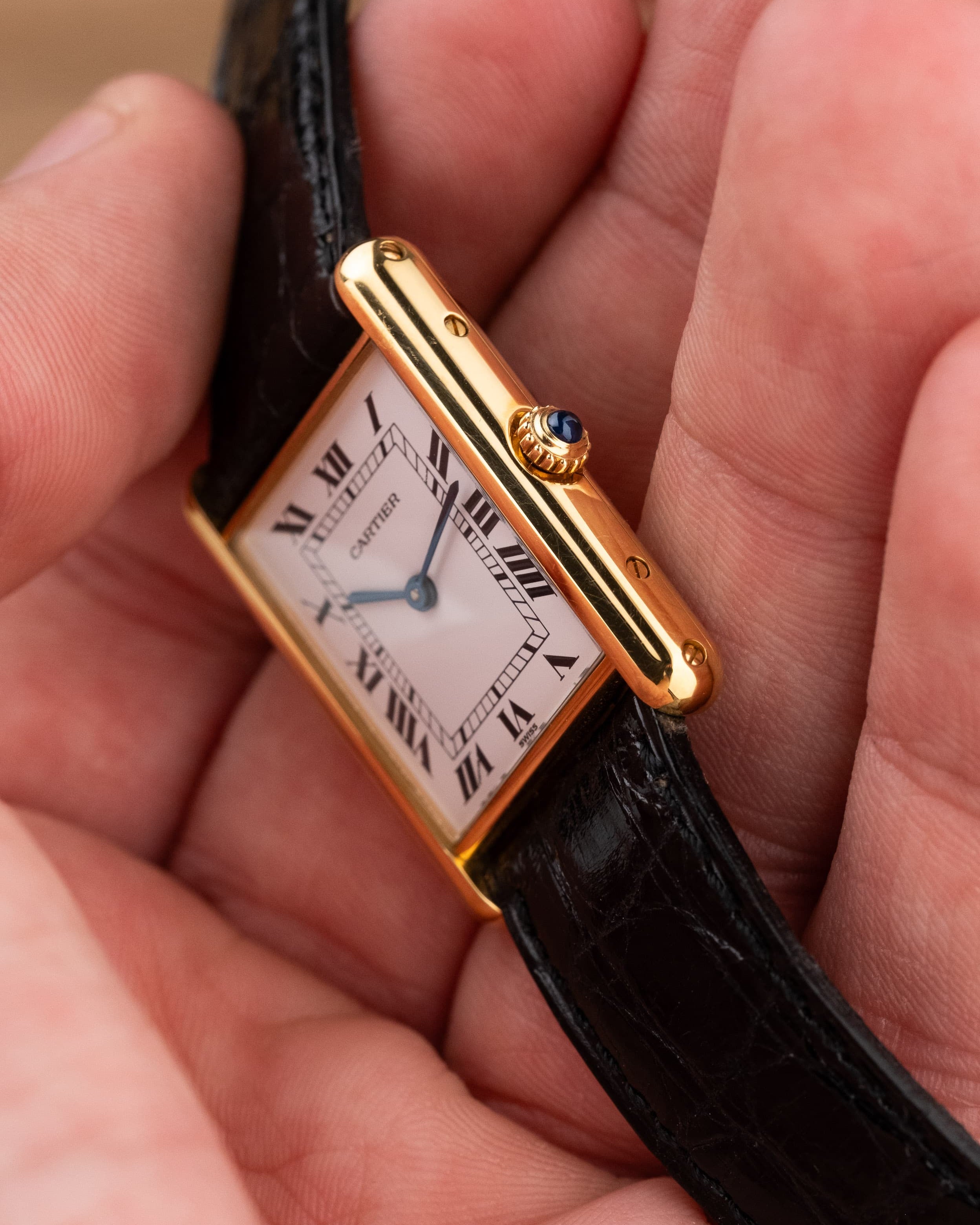 LY4T-ia Cartier Tank Louis réf. M2000 en or jaune, circa 1990 – Parfait état - Right side