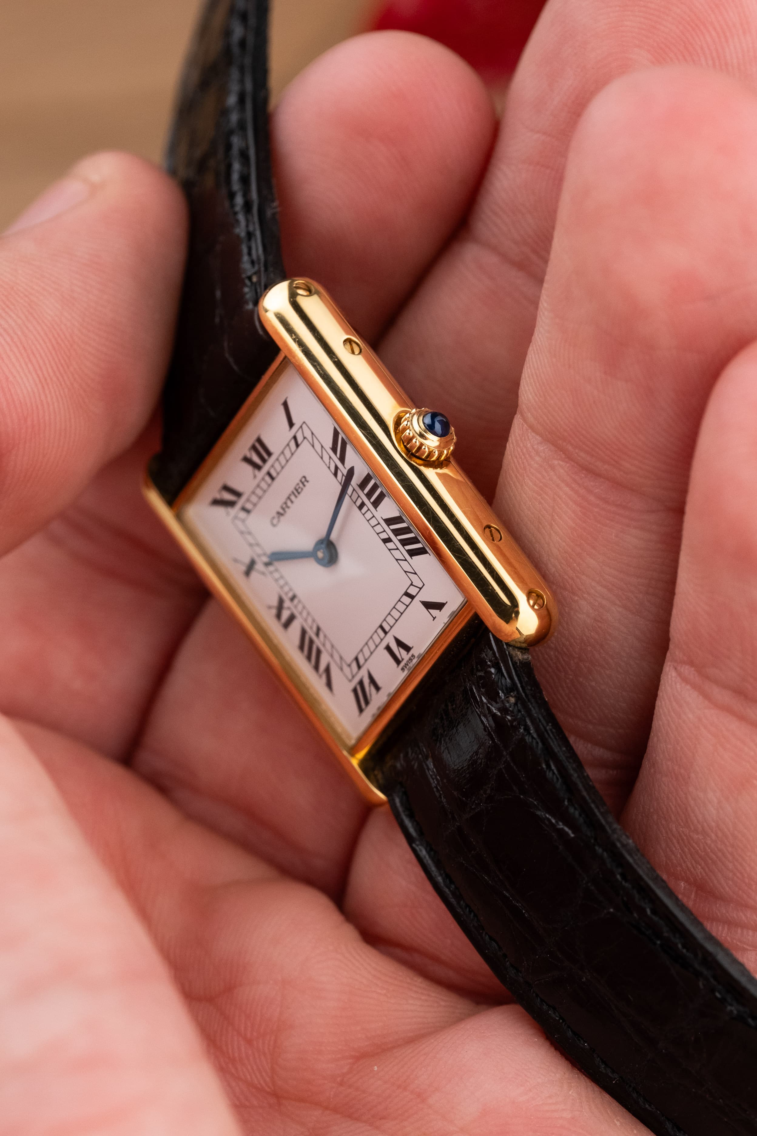 LY4T-ia Cartier Tank Louis réf. M2000 en or jaune, circa 1990 – Parfait état - Right side