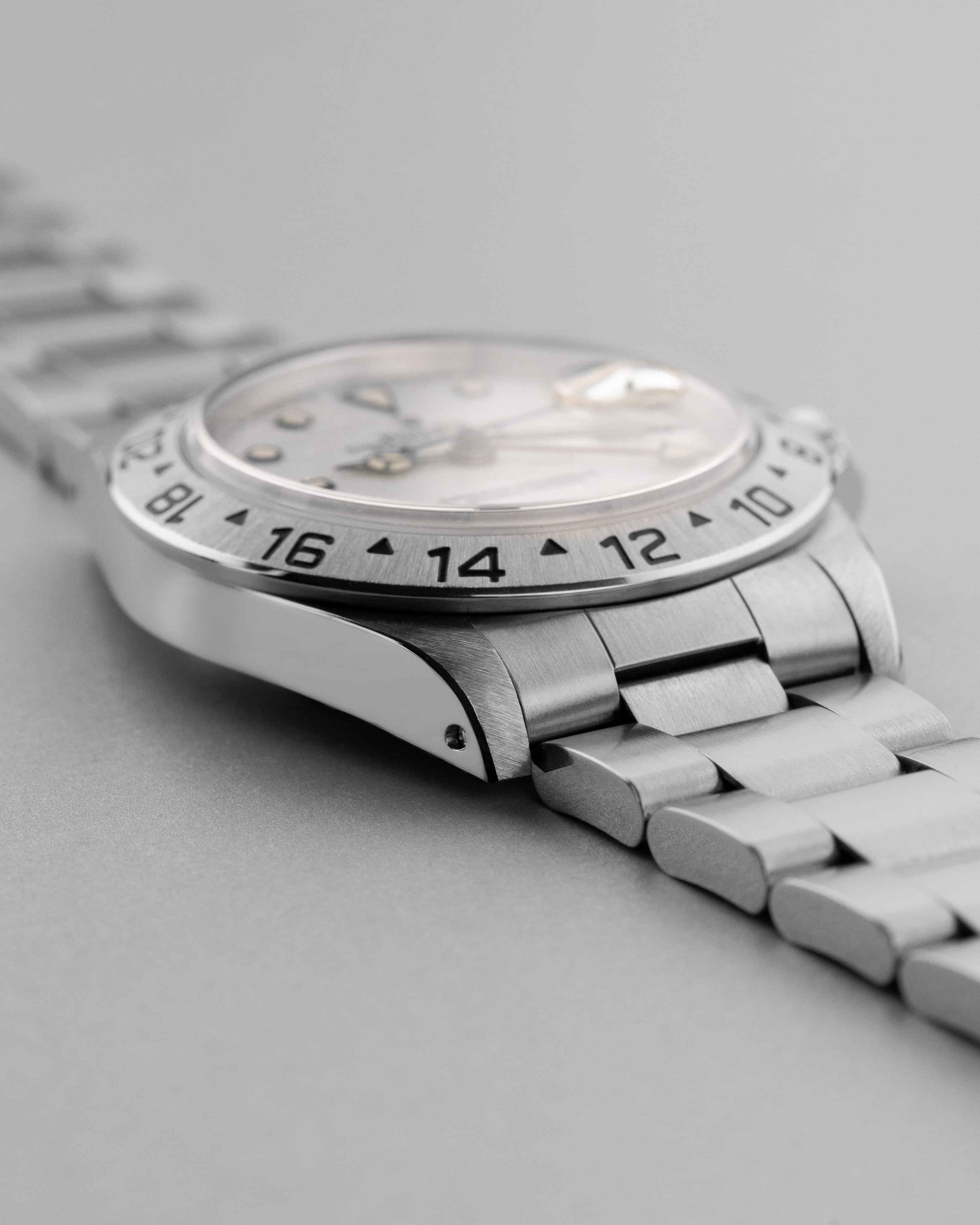 MAAR Rolex Explorer II réf. 16570 de 1997 — Cadran blanc & Tritium patiné - Left side