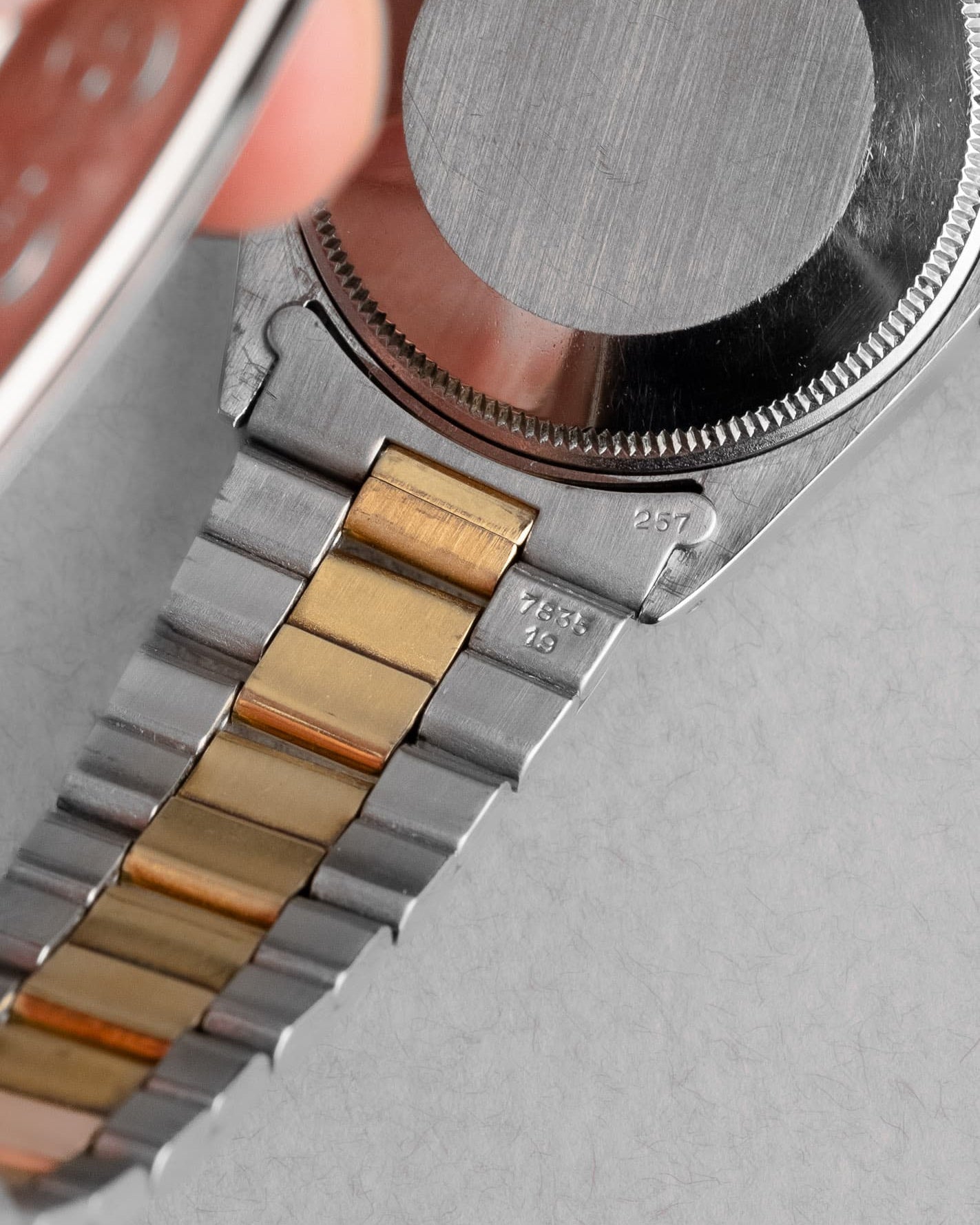 MAPY Rolex Oyster Perpetual réf. 1002 de 1969 en or jaune et acier – Superbe cadran Mosaïque/Shantung Taupe - Feature