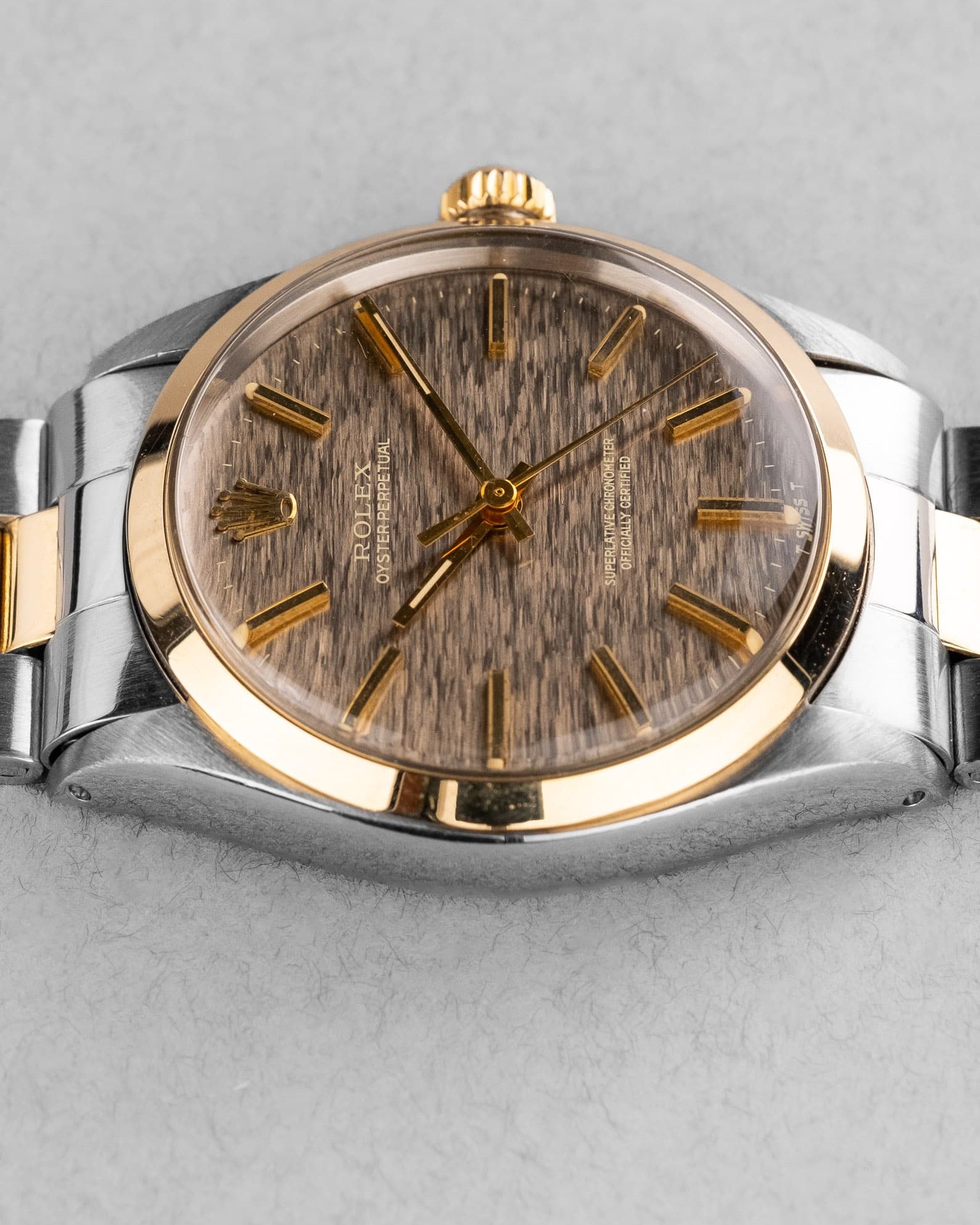 MAPY Rolex Oyster Perpetual réf. 1002 de 1969 en or jaune et acier – Superbe cadran Mosaïque/Shantung Taupe - Left side