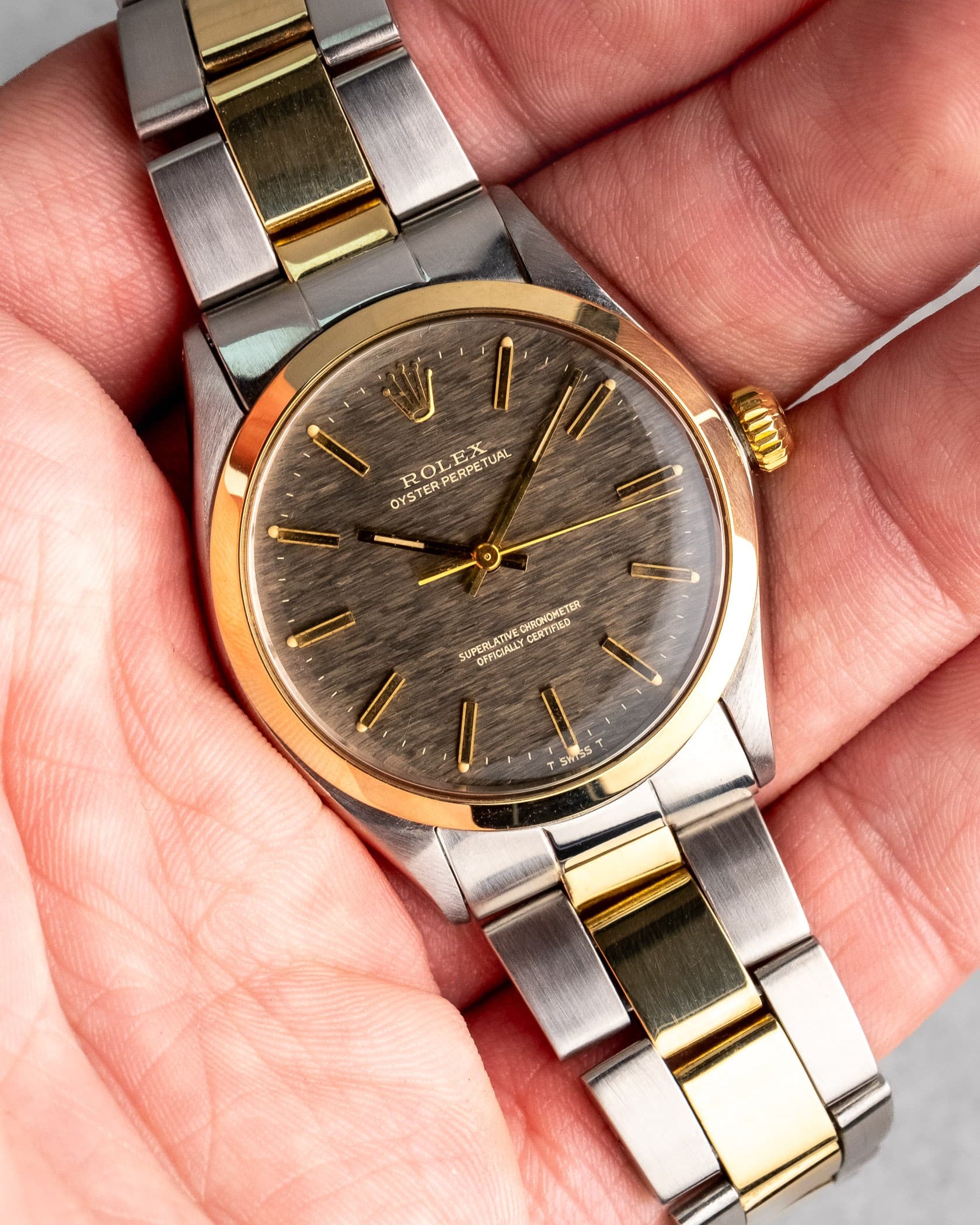 MAPY Rolex Oyster Perpetual réf. 1002 de 1969 en or jaune et acier – Superbe cadran Mosaïque/Shantung Taupe - Lifestyle