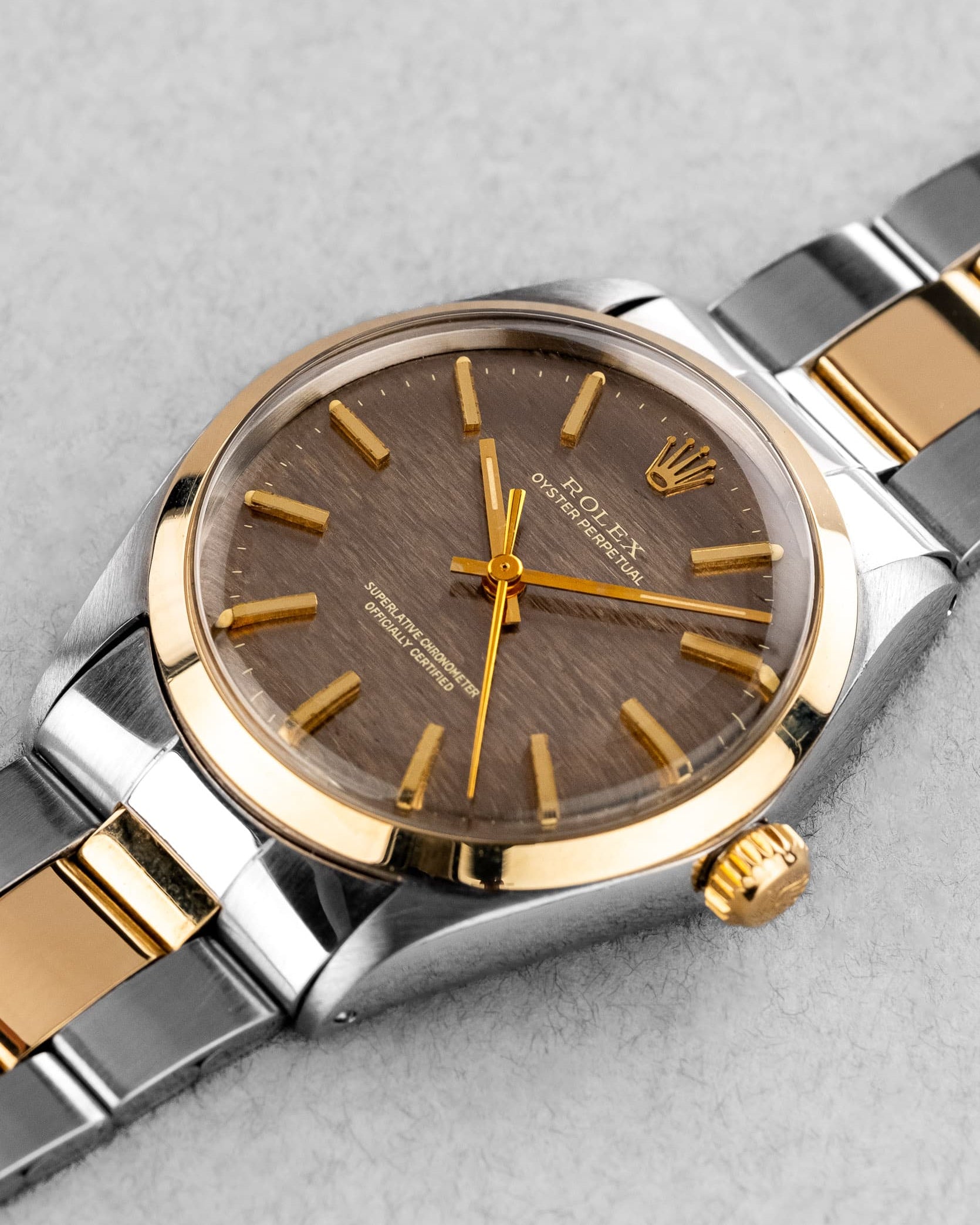 MAPY Rolex Oyster Perpetual réf. 1002 de 1969 en or jaune et acier – Superbe cadran Mosaïque/Shantung Taupe - Three Quarters