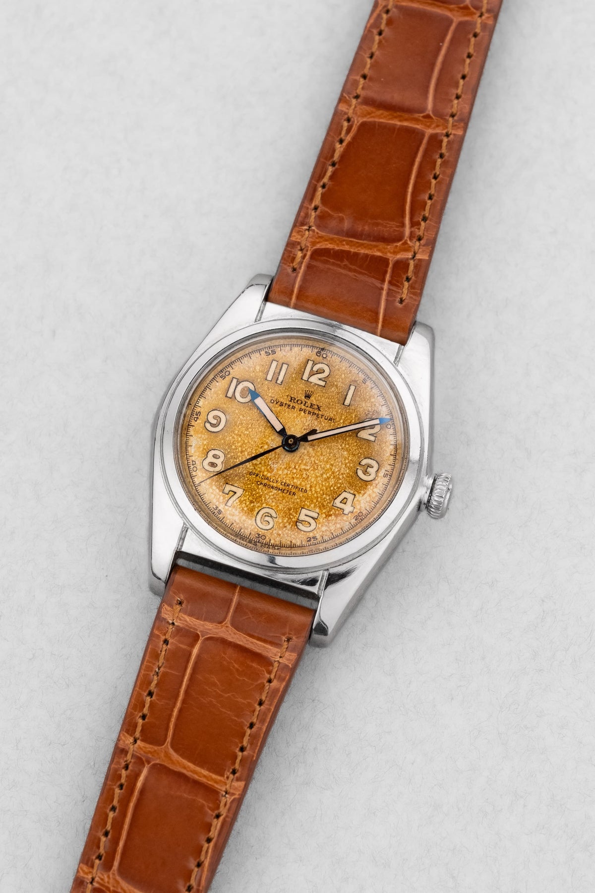 MDLZ Rolex「Bubble Back」型號 5050 不鏽鋼腕錶,1948 年——「Crème Brûlée」Radium Burn 字盤 - 四分之三視角
