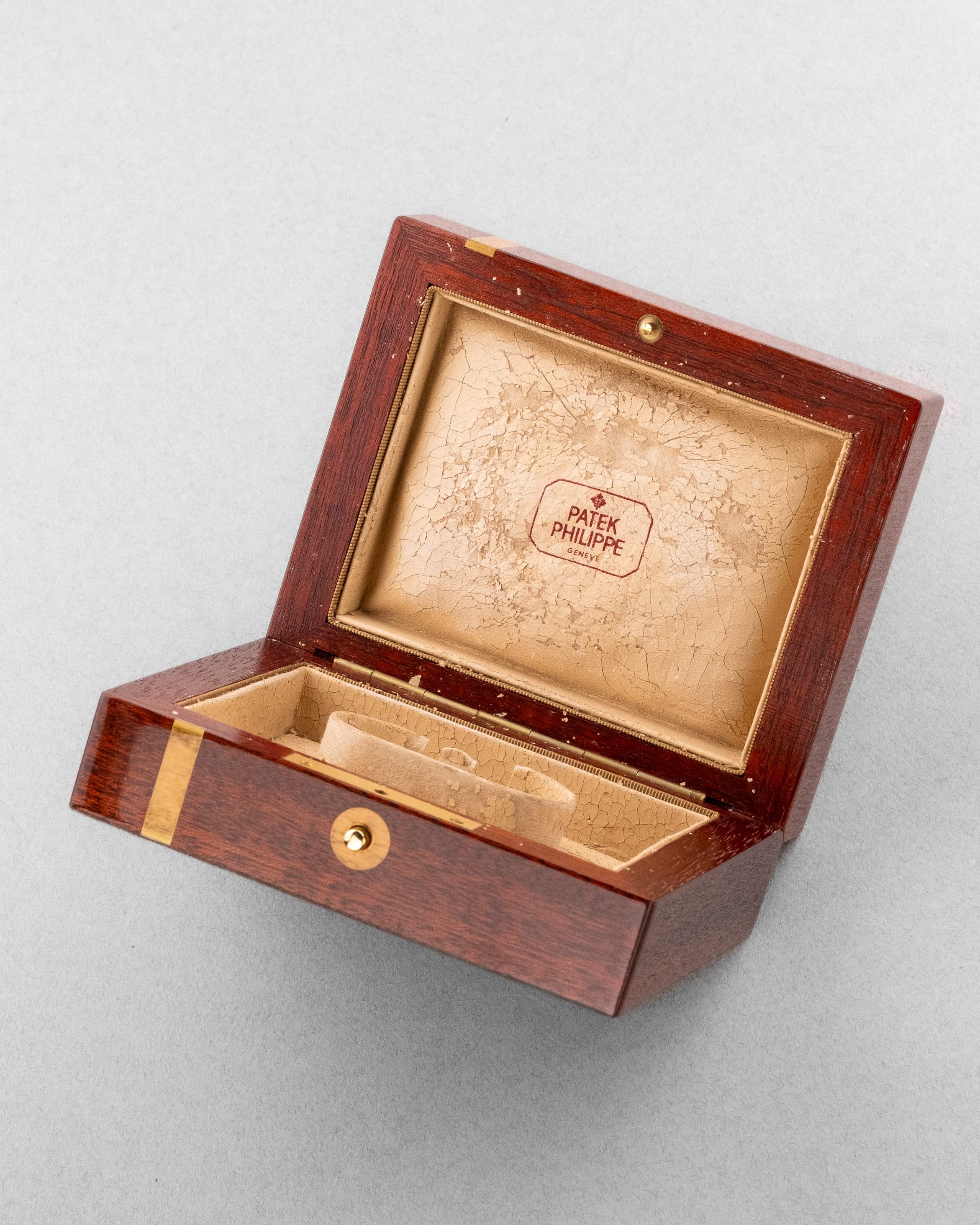 MEFM Rarissime et Exceptionnel Quantième Perpétuel Patek Philippe réf. 3940J « Doré Dial » de 1988 – Full Set - Box