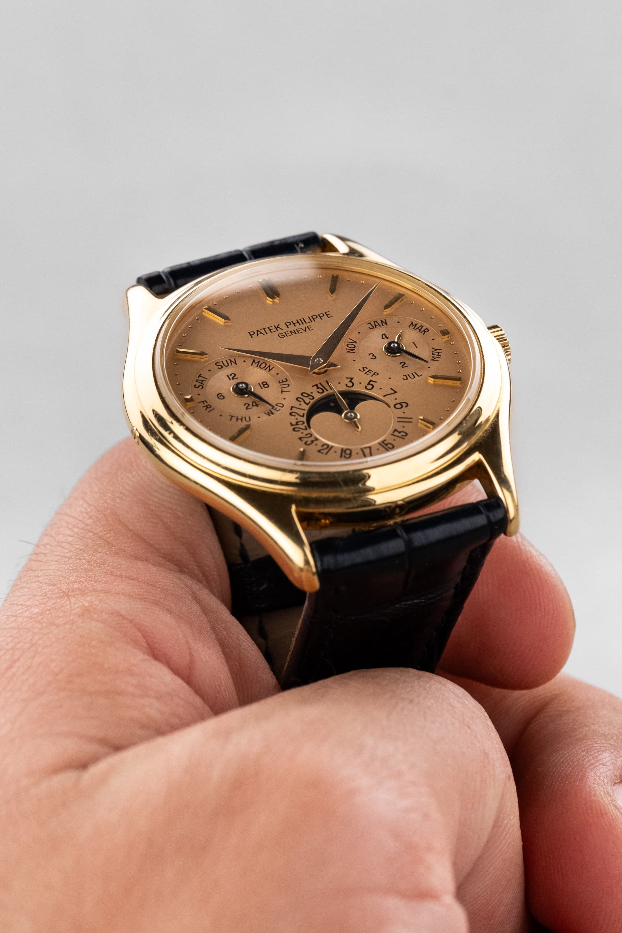 MEFM 極為罕見且非凡的 Patek Philippe 萬年曆 型號 3940J「Doré Dial」1988 年腕錶——Full Set - 特寫