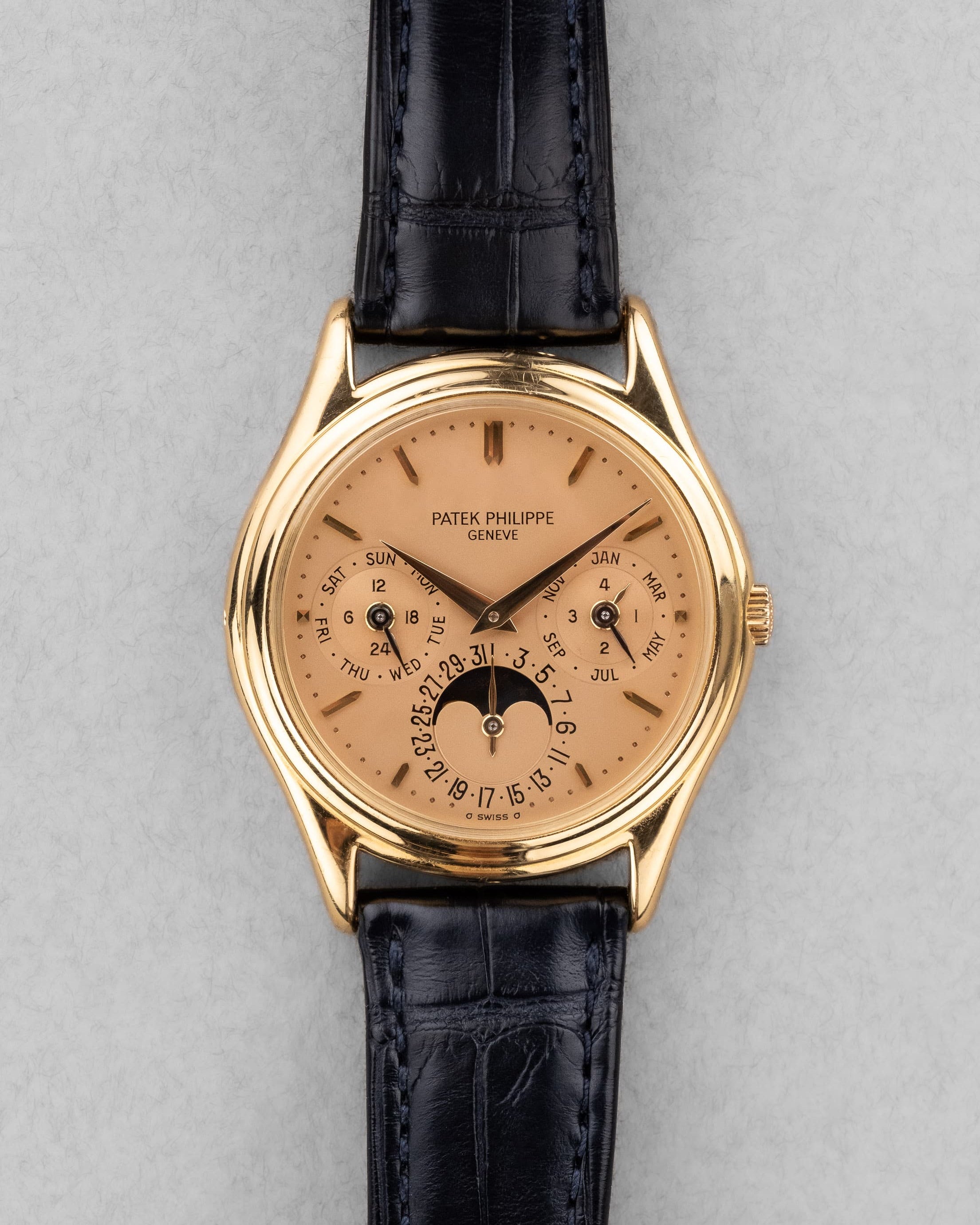 MEFM Rarissime et Exceptionnel Quantième Perpétuel Patek Philippe réf. 3940J « Doré Dial » de 1988 – Full Set - Front