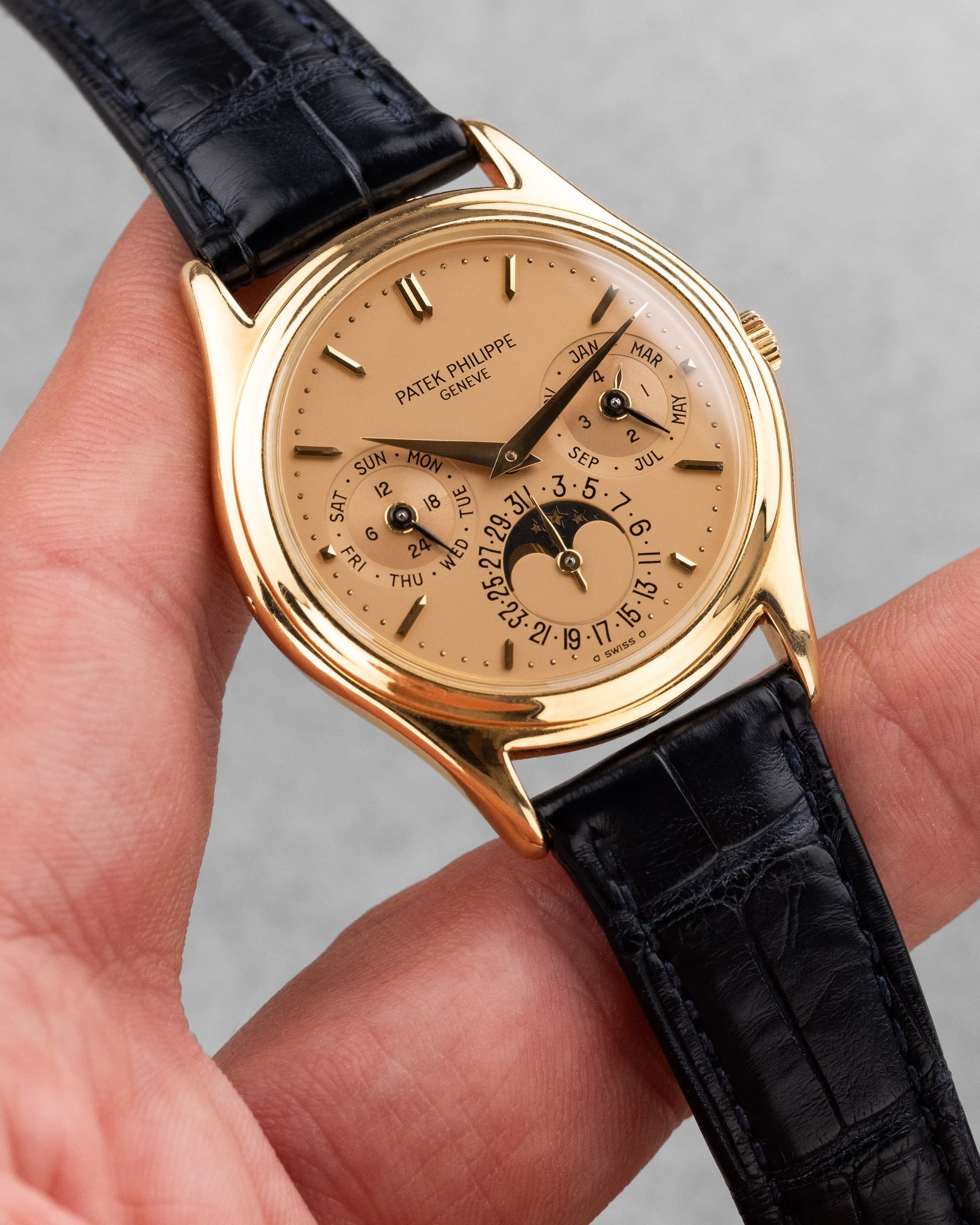 MEFM Rarissime et Exceptionnel Quantième Perpétuel Patek Philippe réf. 3940J « Doré Dial » de 1988 – Full Set - Lifestyle
