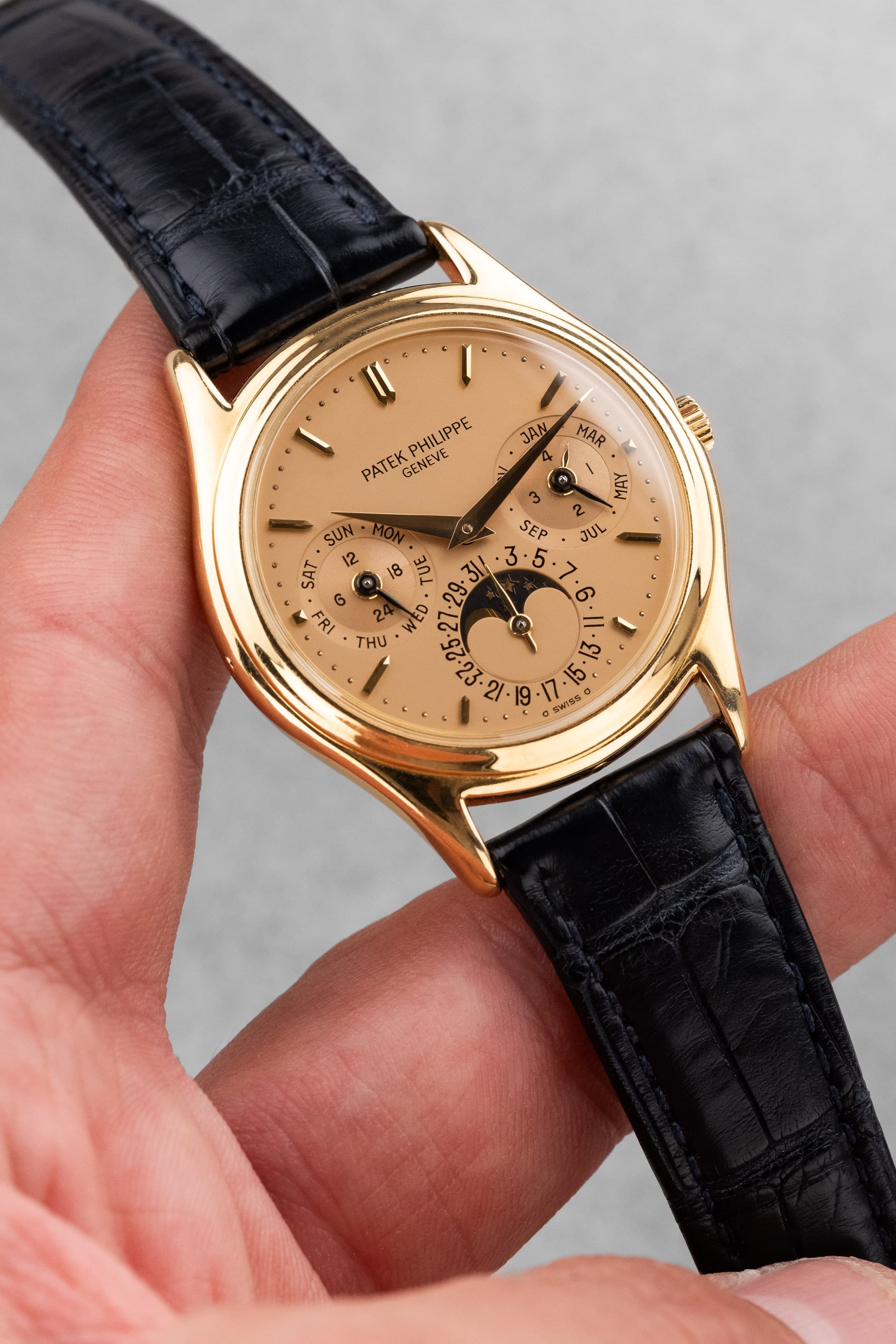 MEFM 極為罕見且非凡的 Patek Philippe 萬年曆 型號 3940J「Doré Dial」1988 年腕錶——Full Set - 情境照