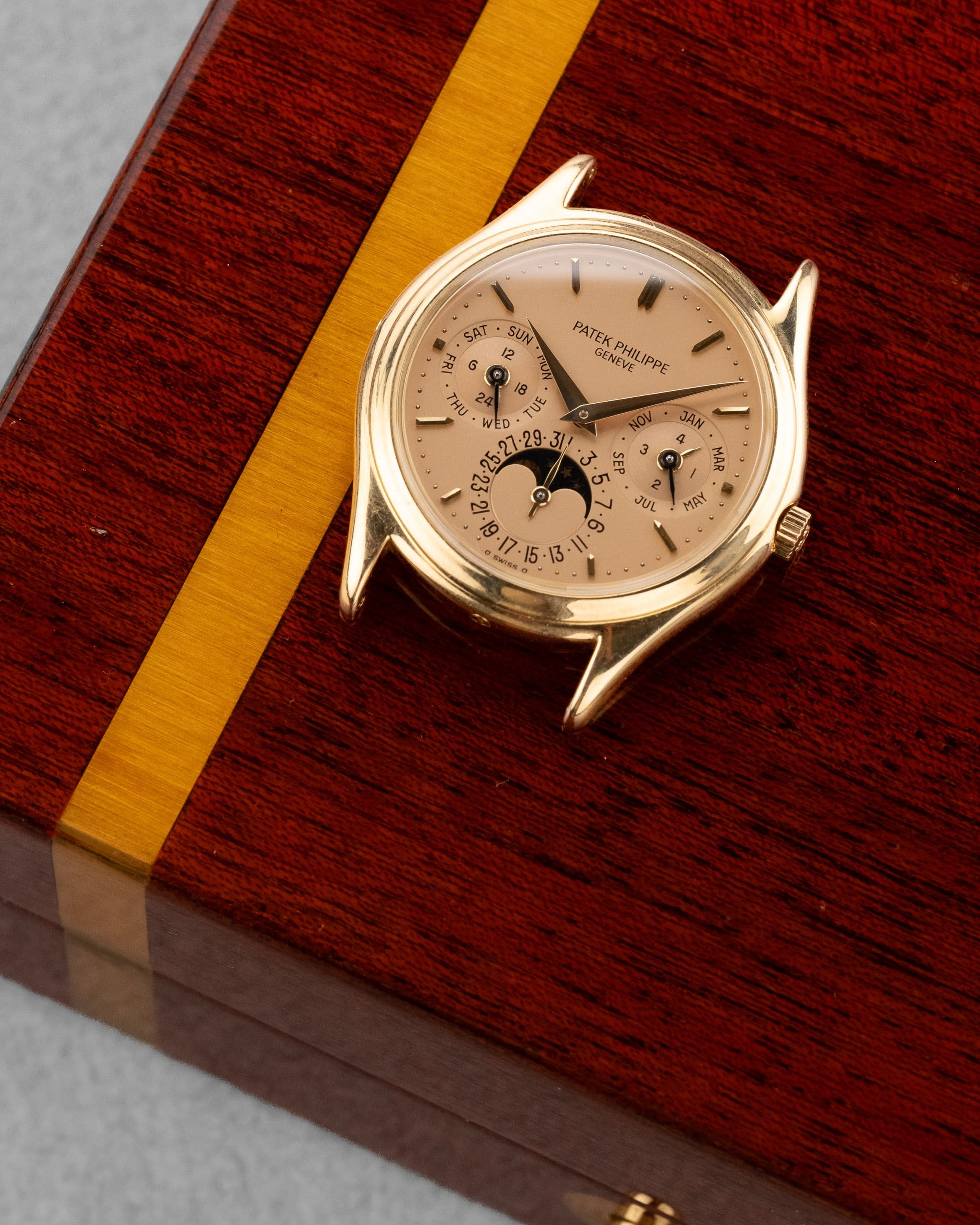 MEFM Rarissime et Exceptionnel Quantième Perpétuel Patek Philippe réf. 3940J « Doré Dial » de 1988 – Full Set - Overview