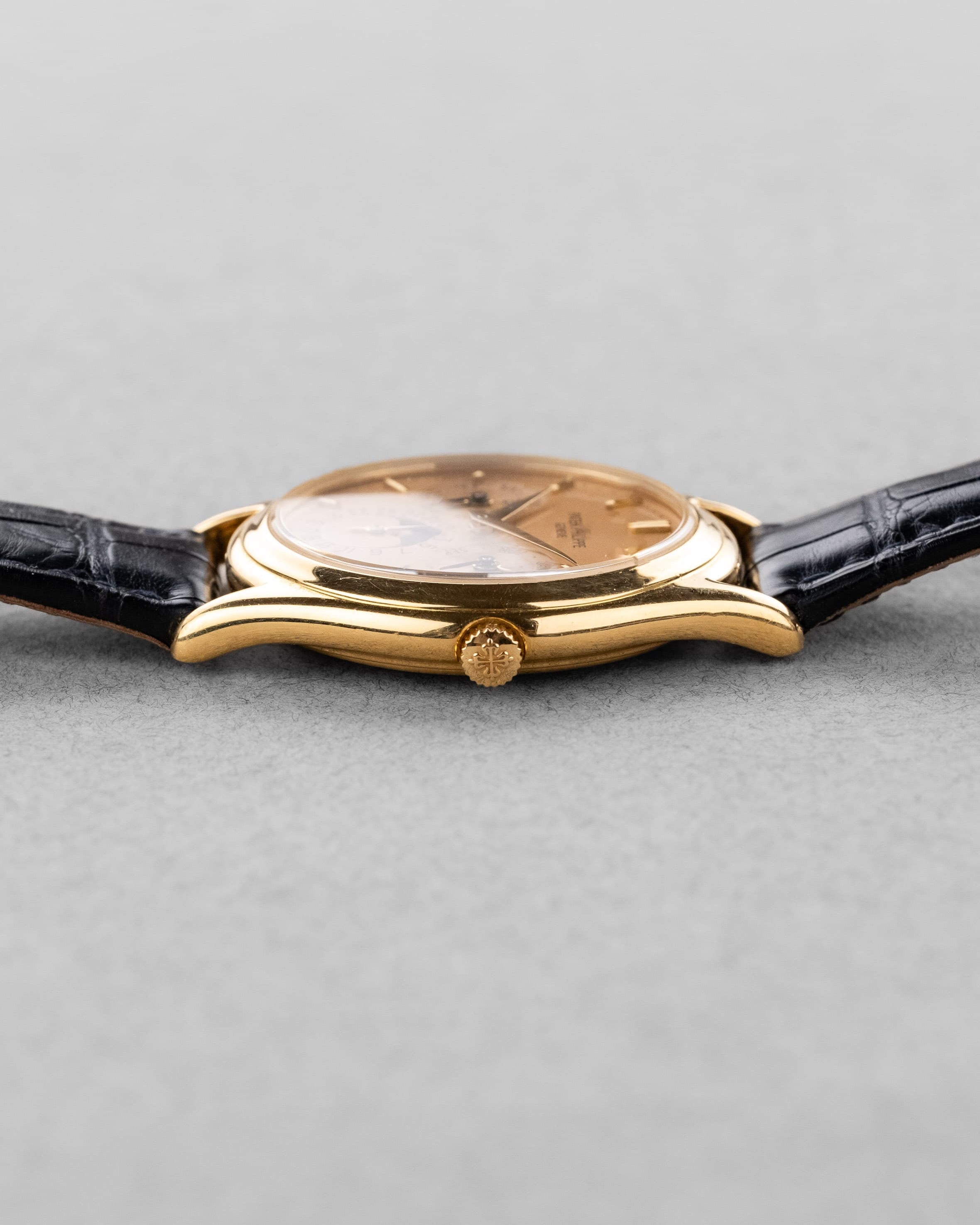 MEFM Rarissime et Exceptionnel Quantième Perpétuel Patek Philippe réf. 3940J « Doré Dial » de 1988 – Full Set - Right side